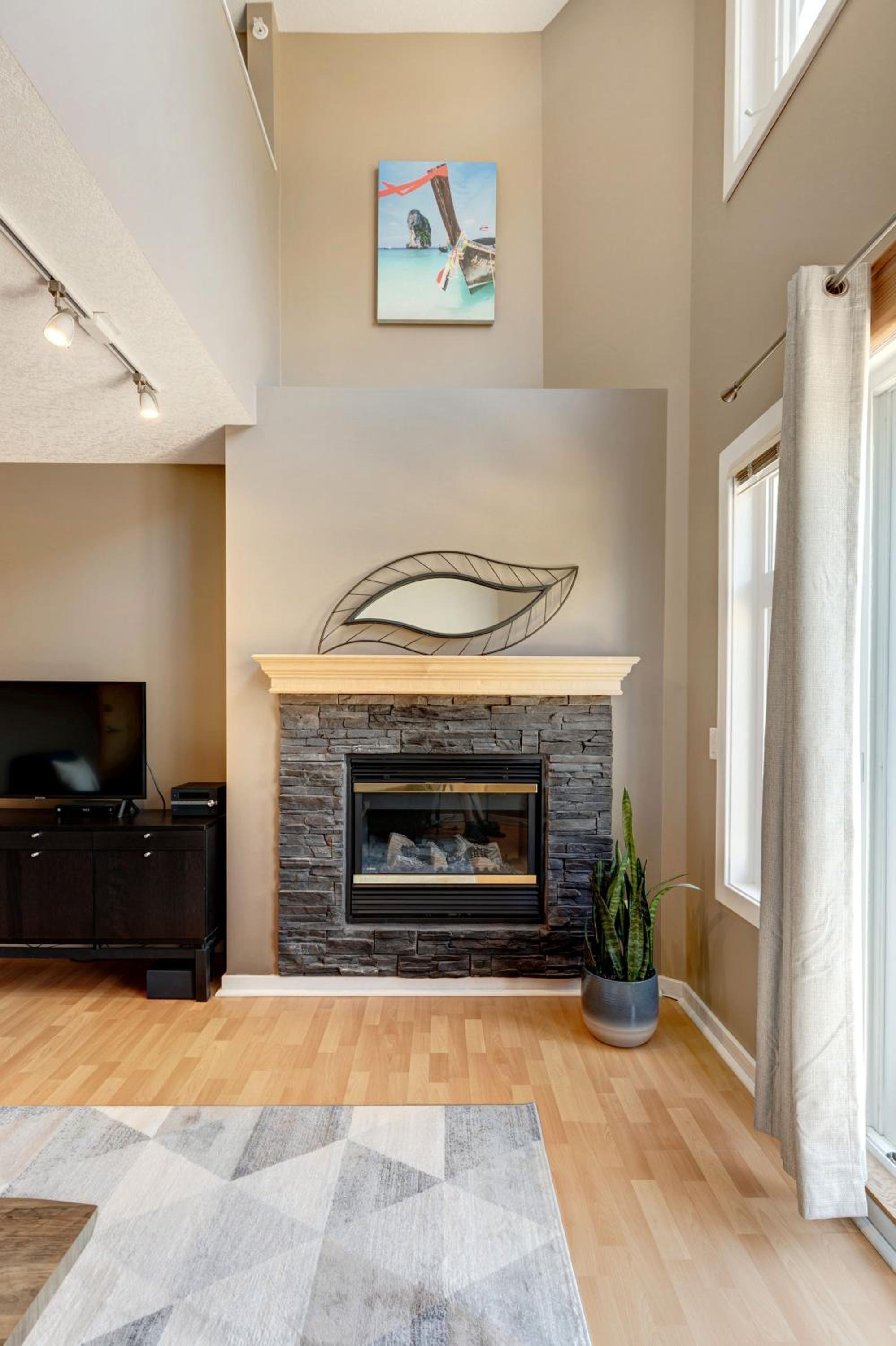 Cozy Condo with Epic Mountain Views, Parking, Air Con