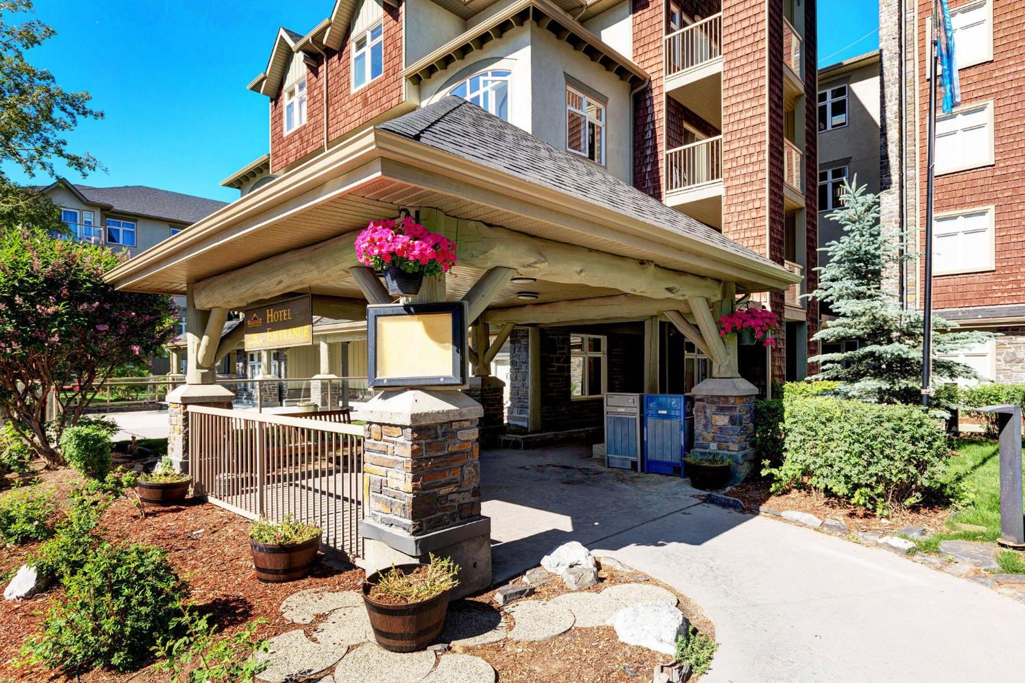 Cozy Condo with Epic Mountain Views, Parking, Air Con