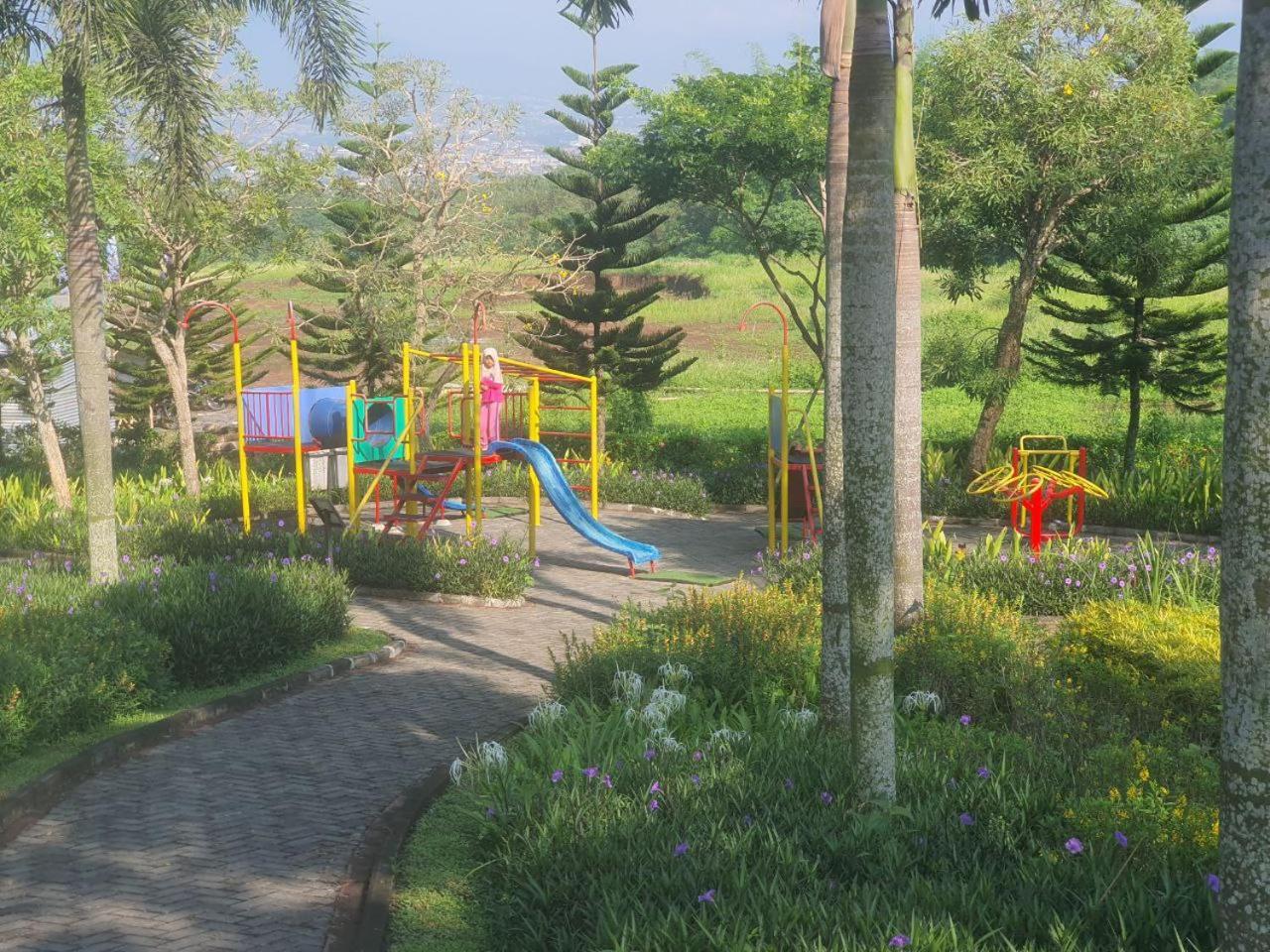 RAM Homestay Sharia, 5 Adults 1 Child, Ideal Stay Between Bromo & South Malang Beaches