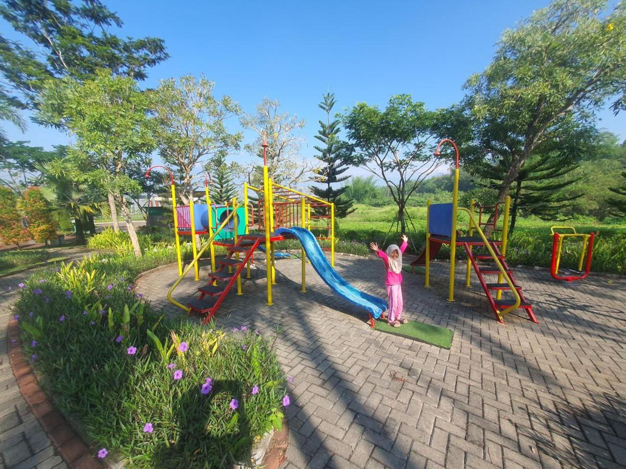 RAM Homestay Sharia, 5 Adults 1 Child, Ideal Stay Between Bromo & South Malang Beaches