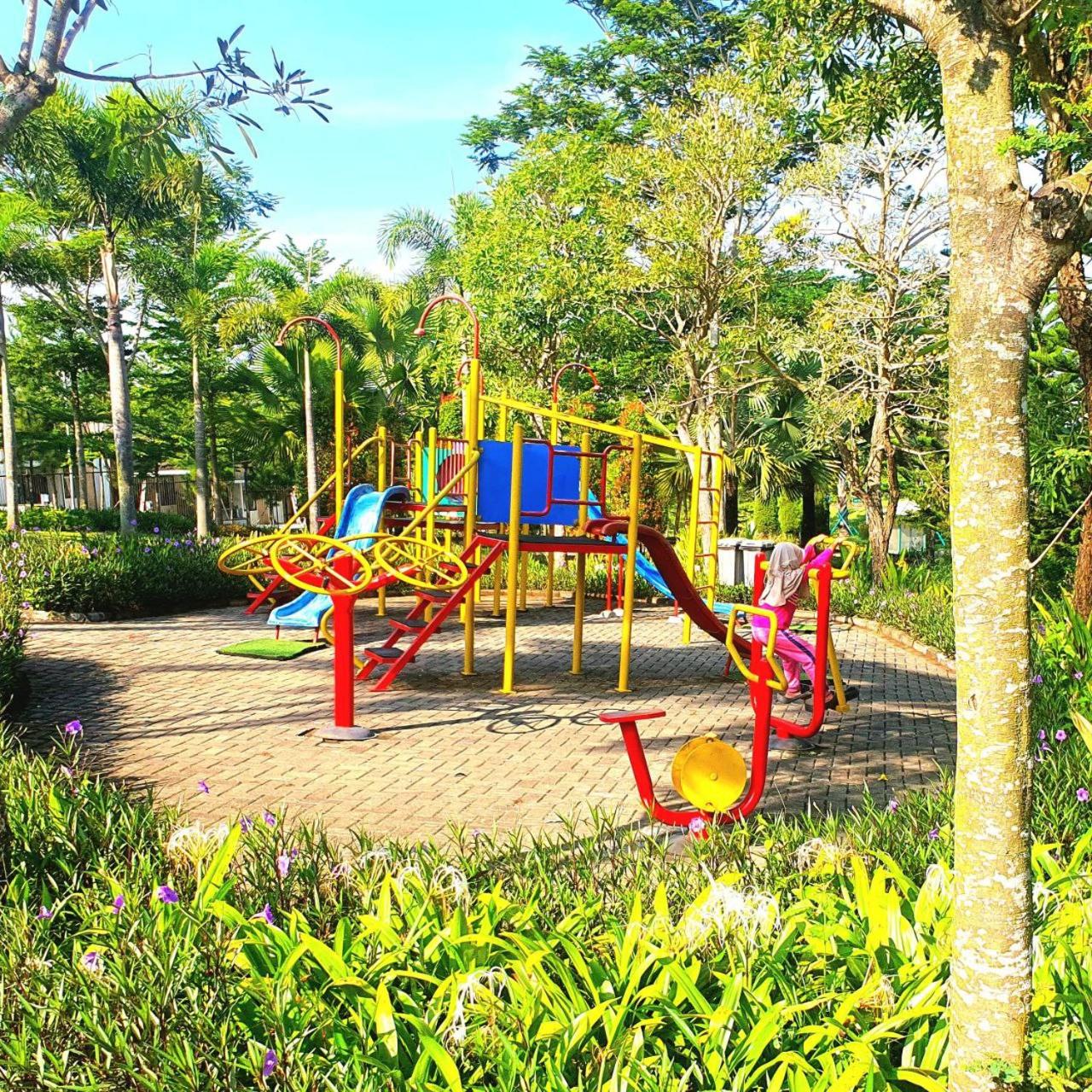 RAM Homestay Sharia, 5 Adults 1 Child, Ideal Stay Between Bromo & South Malang Beaches