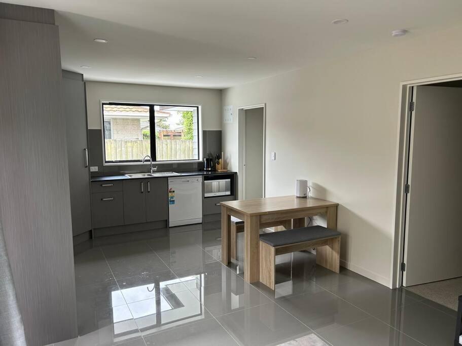New three bedroom family stay near the University view 2