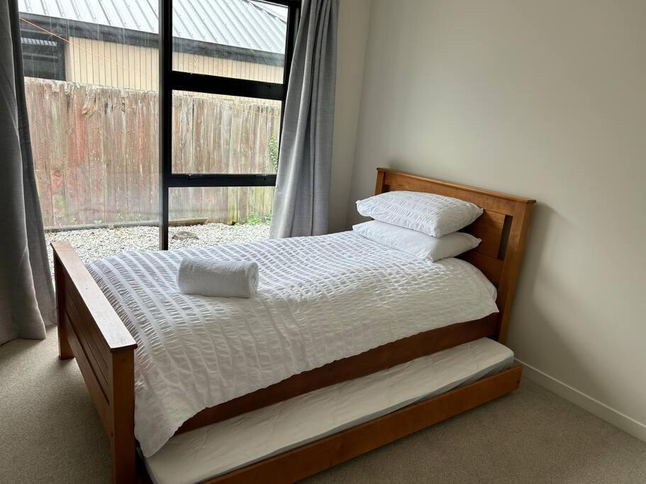 New three bedroom family stay near the University view 3