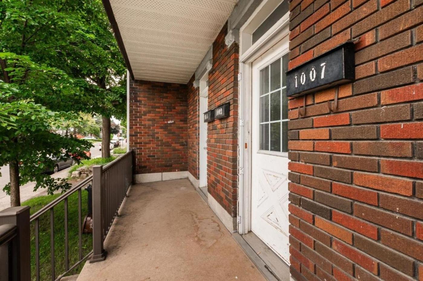 2 bedroom apartment near St-Lawrence River - 1007