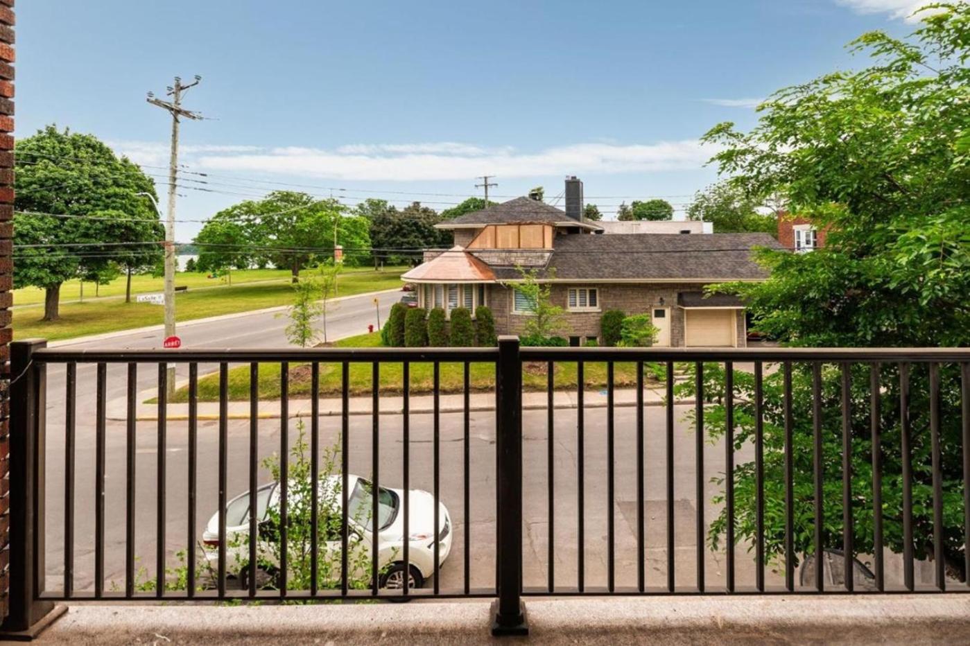 2 bedroom apartment near St-Lawrence River - 1007