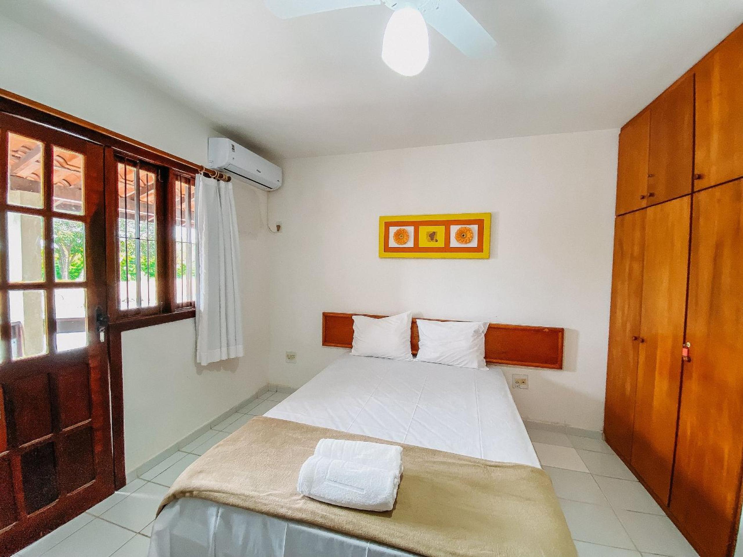 Casas no Residencial Mont Sinai com 2 ou 3 suítes (todas com ar), internet privativa 300MBPS a aproximadamento 250m da Praia de Taperapuã, condomínio com p