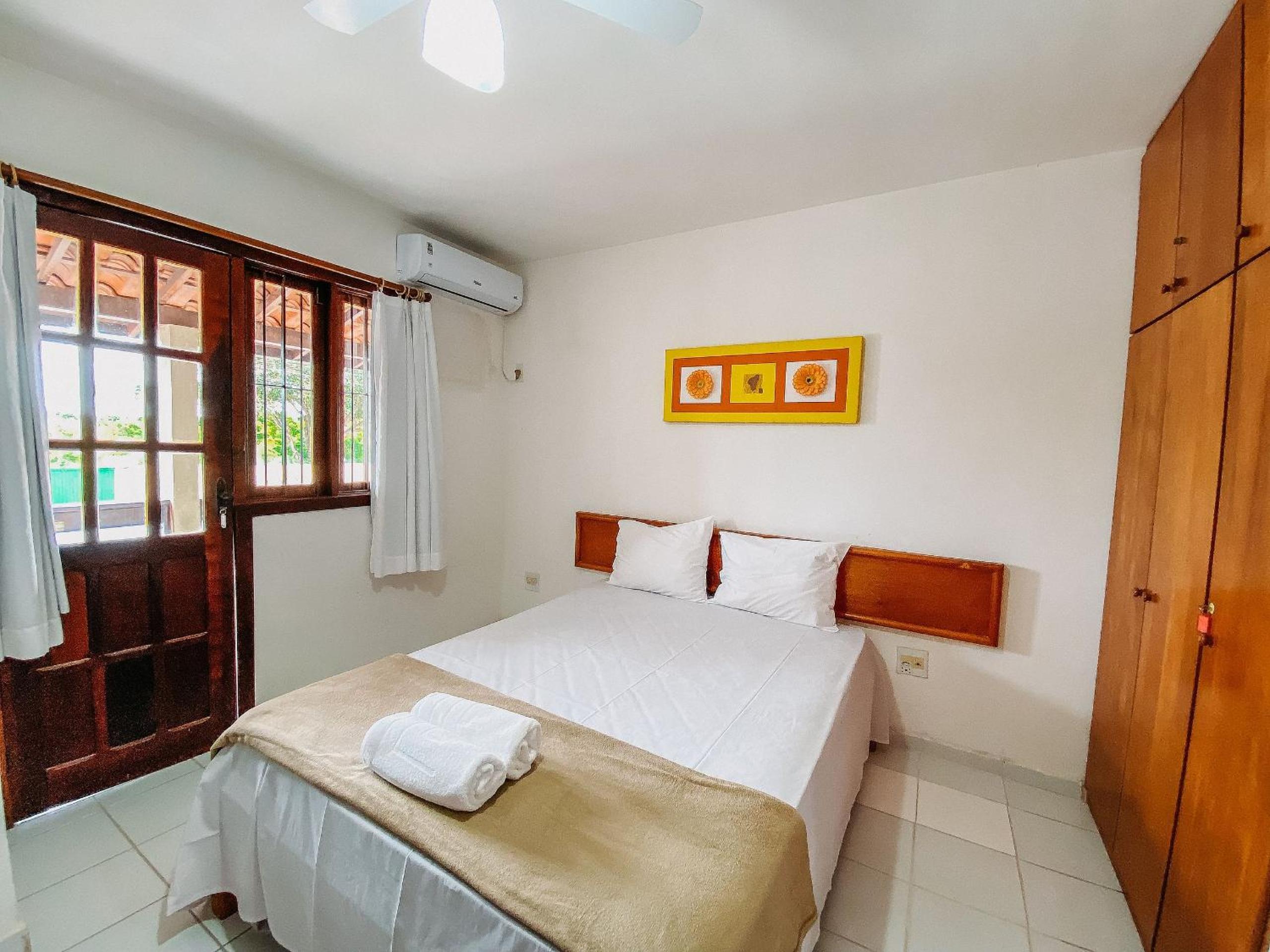 Casas no Residencial Mont Sinai com 2 ou 3 suítes (todas com ar), internet privativa 300MBPS a aproximadamento 250m da Praia de Taperapuã, condomínio com p