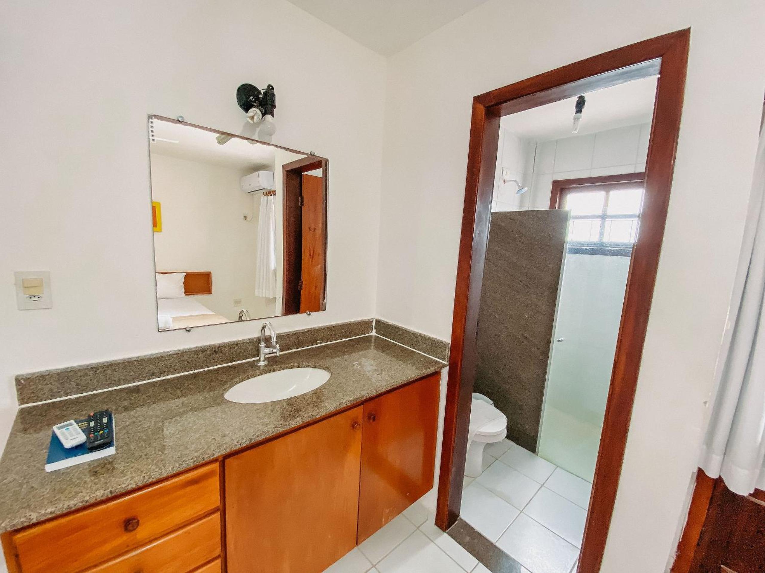 Casas no Residencial Mont Sinai com 2 ou 3 suítes (todas com ar), internet privativa 300MBPS a aproximadamento 250m da Praia de Taperapuã, condomínio com p
