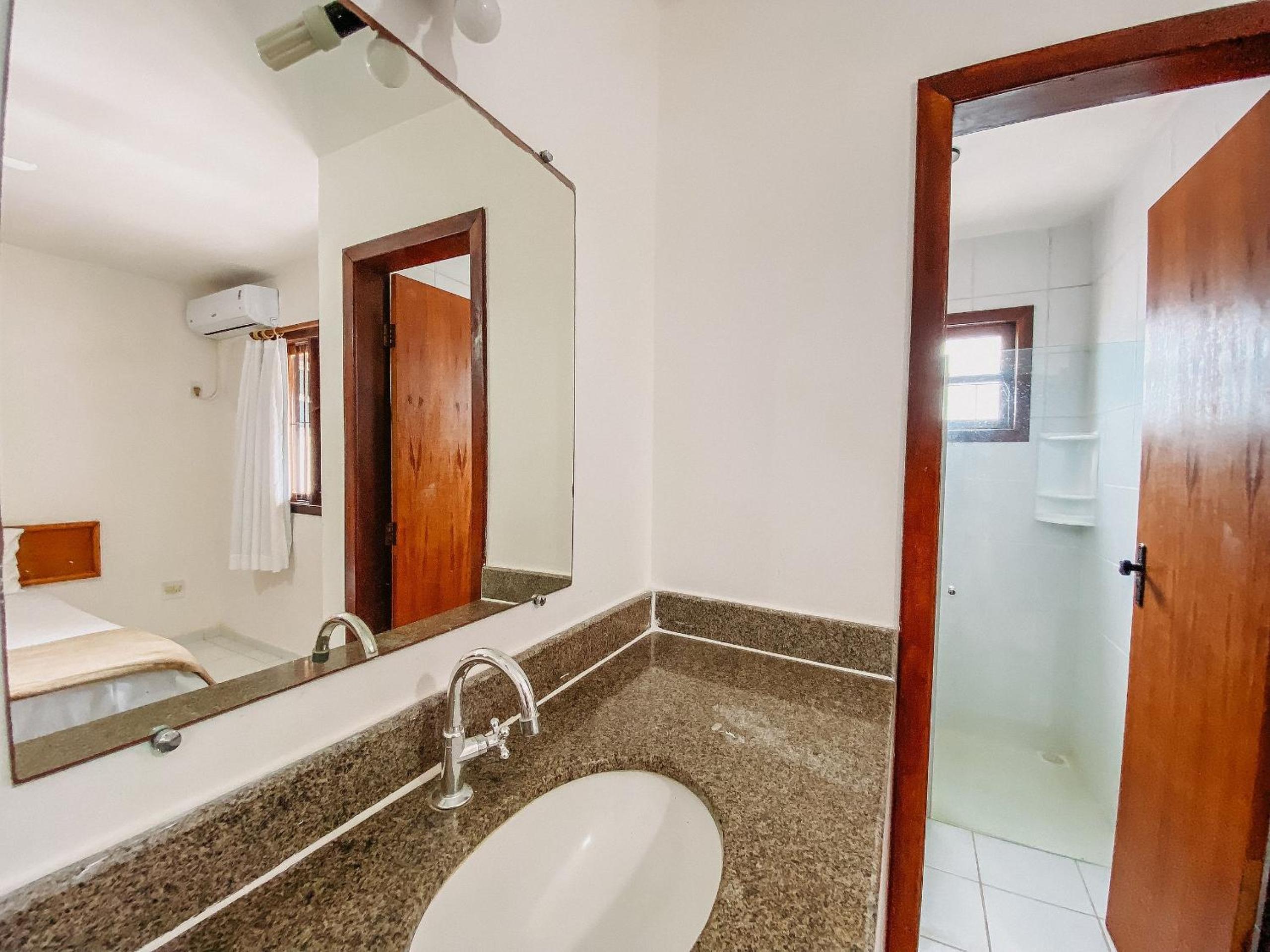 Casas no Residencial Mont Sinai com 2 ou 3 suítes (todas com ar), internet privativa 300MBPS a aproximadamento 250m da Praia de Taperapuã, condomínio com p