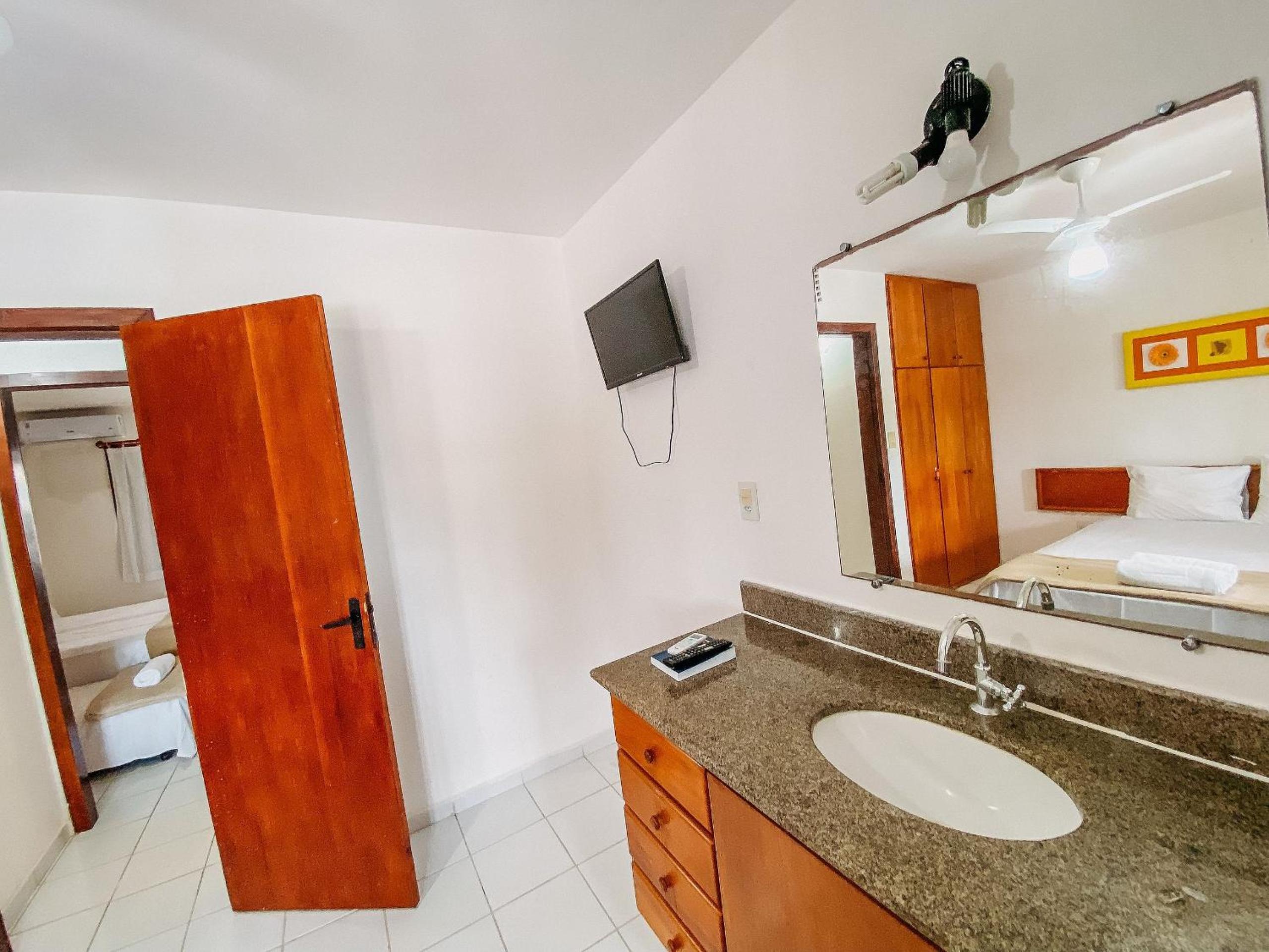 Casas no Residencial Mont Sinai com 2 ou 3 suítes (todas com ar), internet privativa 300MBPS a aproximadamento 250m da Praia de Taperapuã, condomínio com p