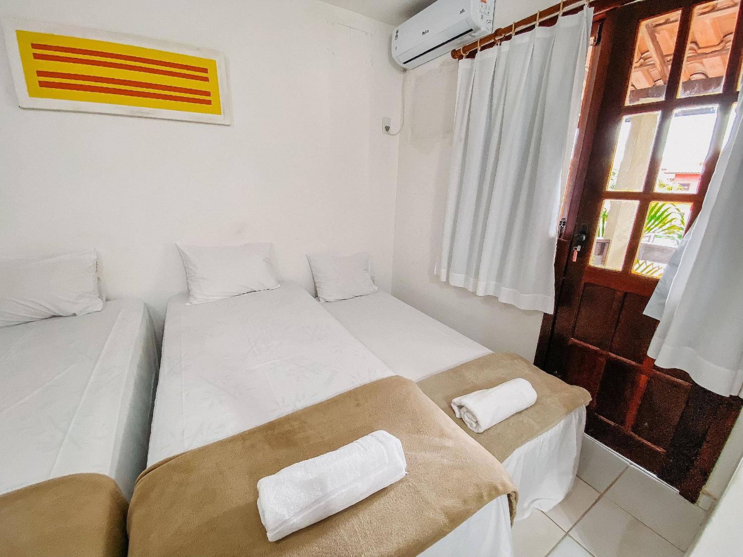 Casas no Residencial Mont Sinai com 2 ou 3 suítes (todas com ar), internet privativa 300MBPS a aproximadamento 250m da Praia de Taperapuã, condomínio com p
