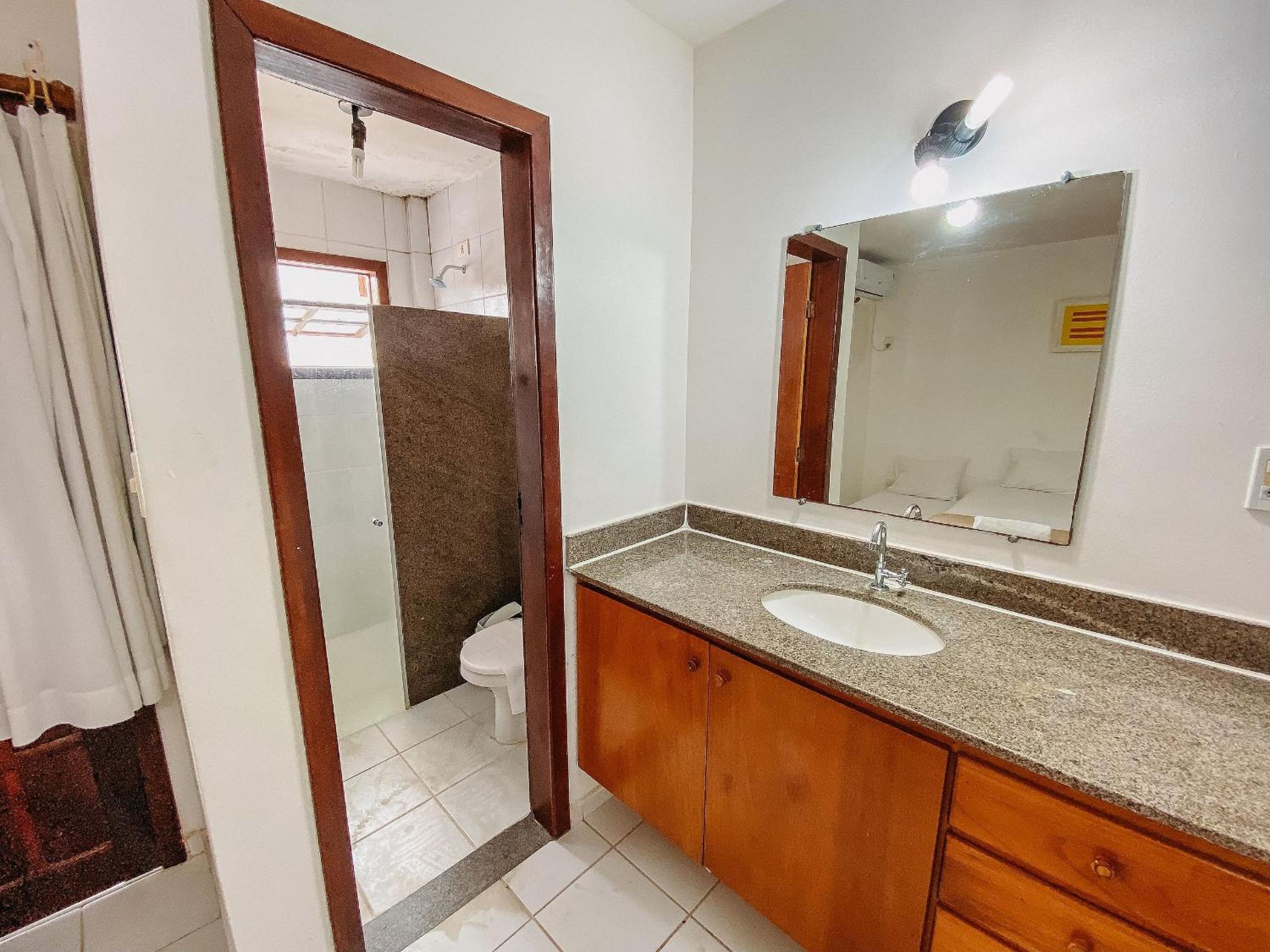 Casas no Residencial Mont Sinai com 2 ou 3 suítes (todas com ar), internet privativa 300MBPS a aproximadamento 250m da Praia de Taperapuã, condomínio com p