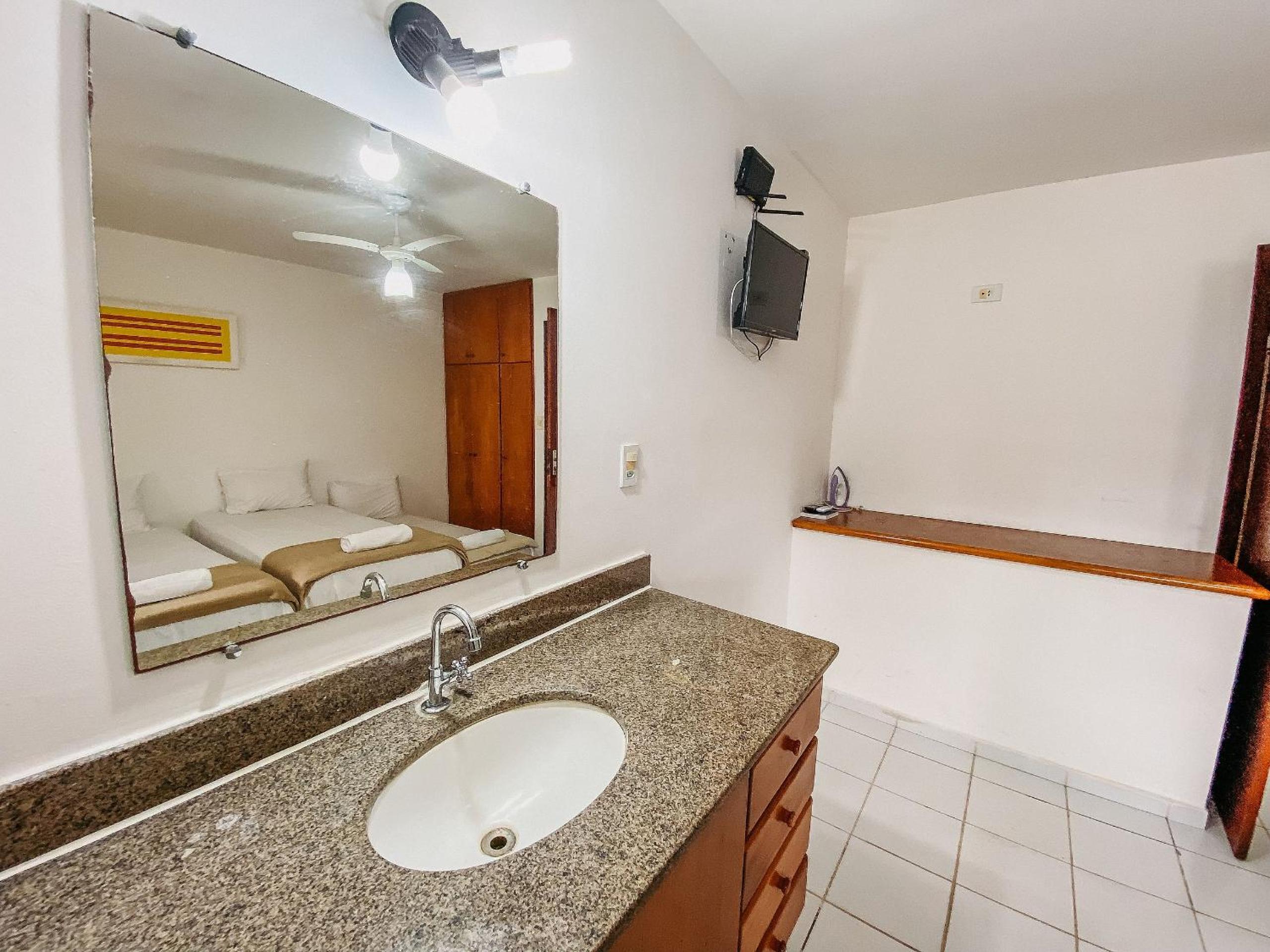 Casas no Residencial Mont Sinai com 2 ou 3 suítes (todas com ar), internet privativa 300MBPS a aproximadamento 250m da Praia de Taperapuã, condomínio com p