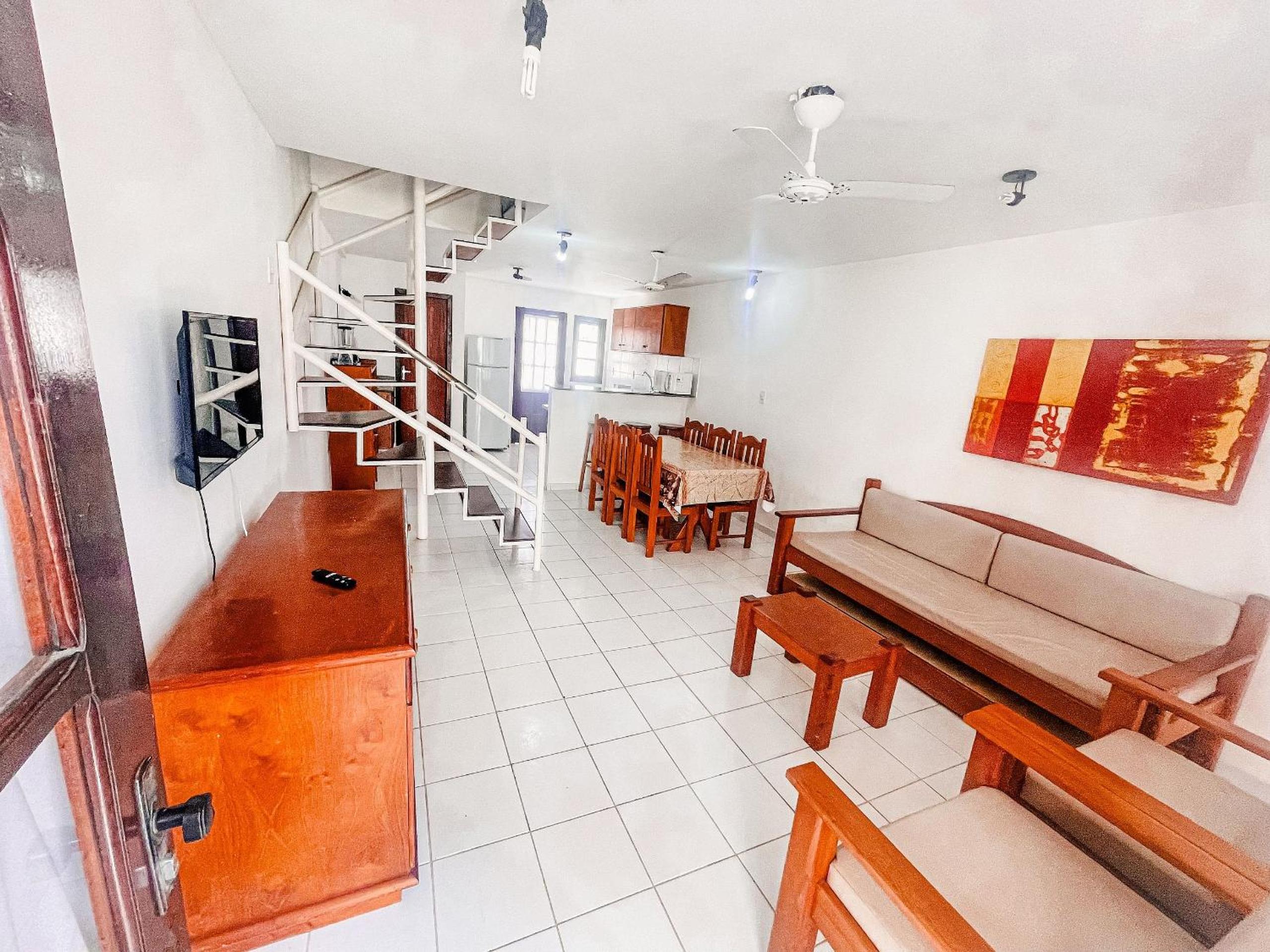 Casas no Residencial Mont Sinai com 2 ou 3 suítes (todas com ar), internet privativa 300MBPS a aproximadamento 250m da Praia de Taperapuã, condomínio com p