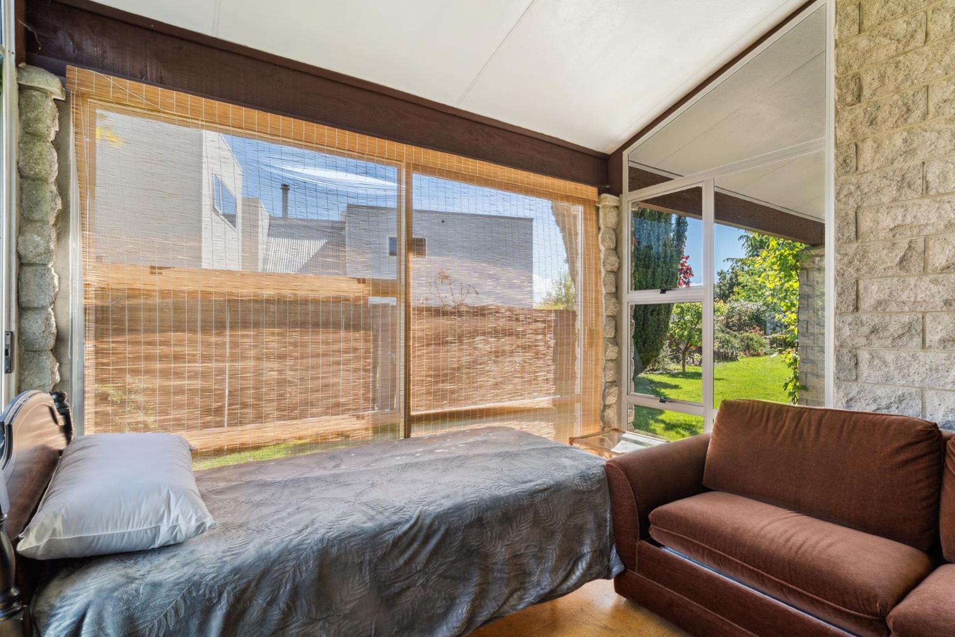 Sunlit Solace - Wanaka Holiday Home view 3