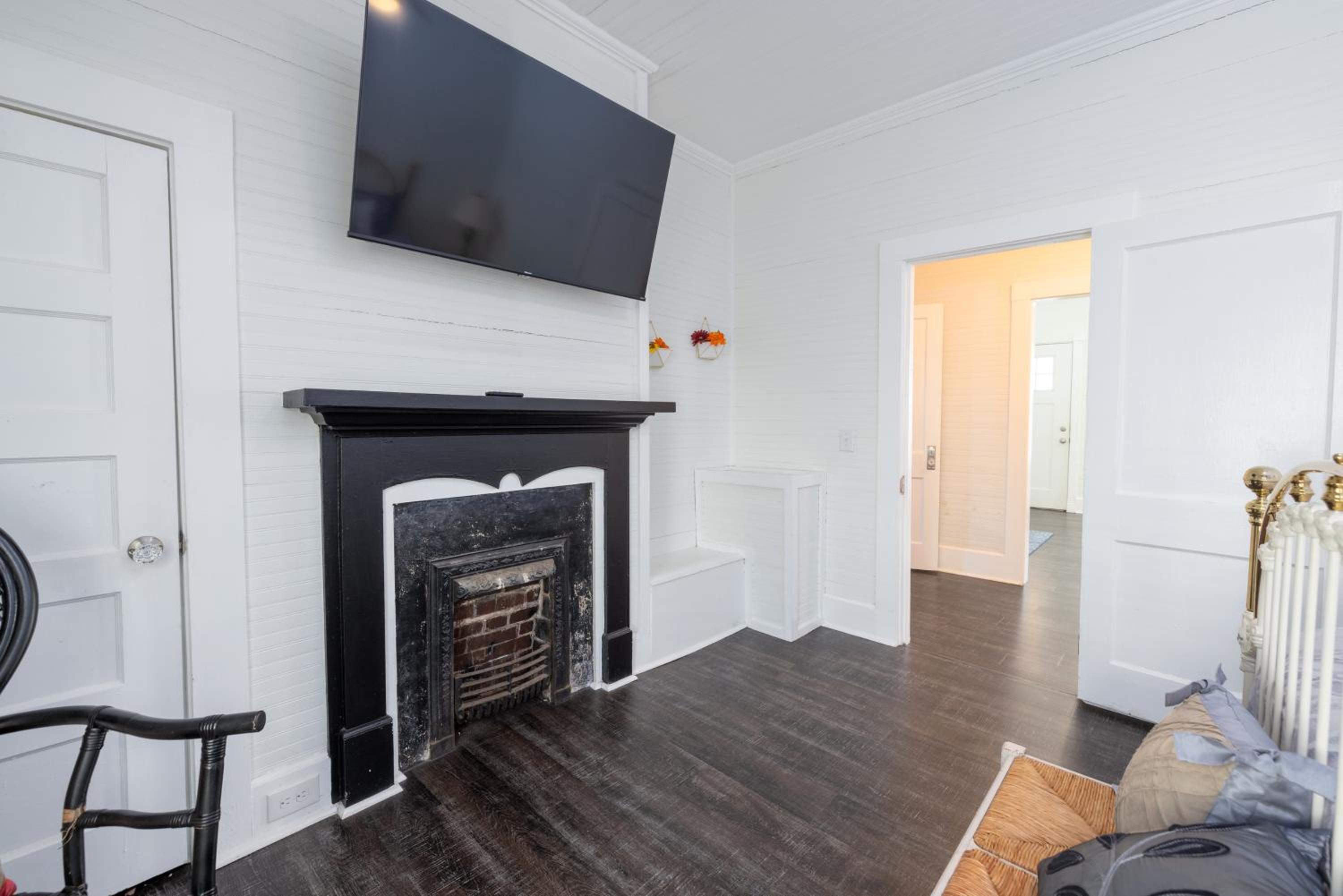 Cozy Downtown Seneca Bungalow