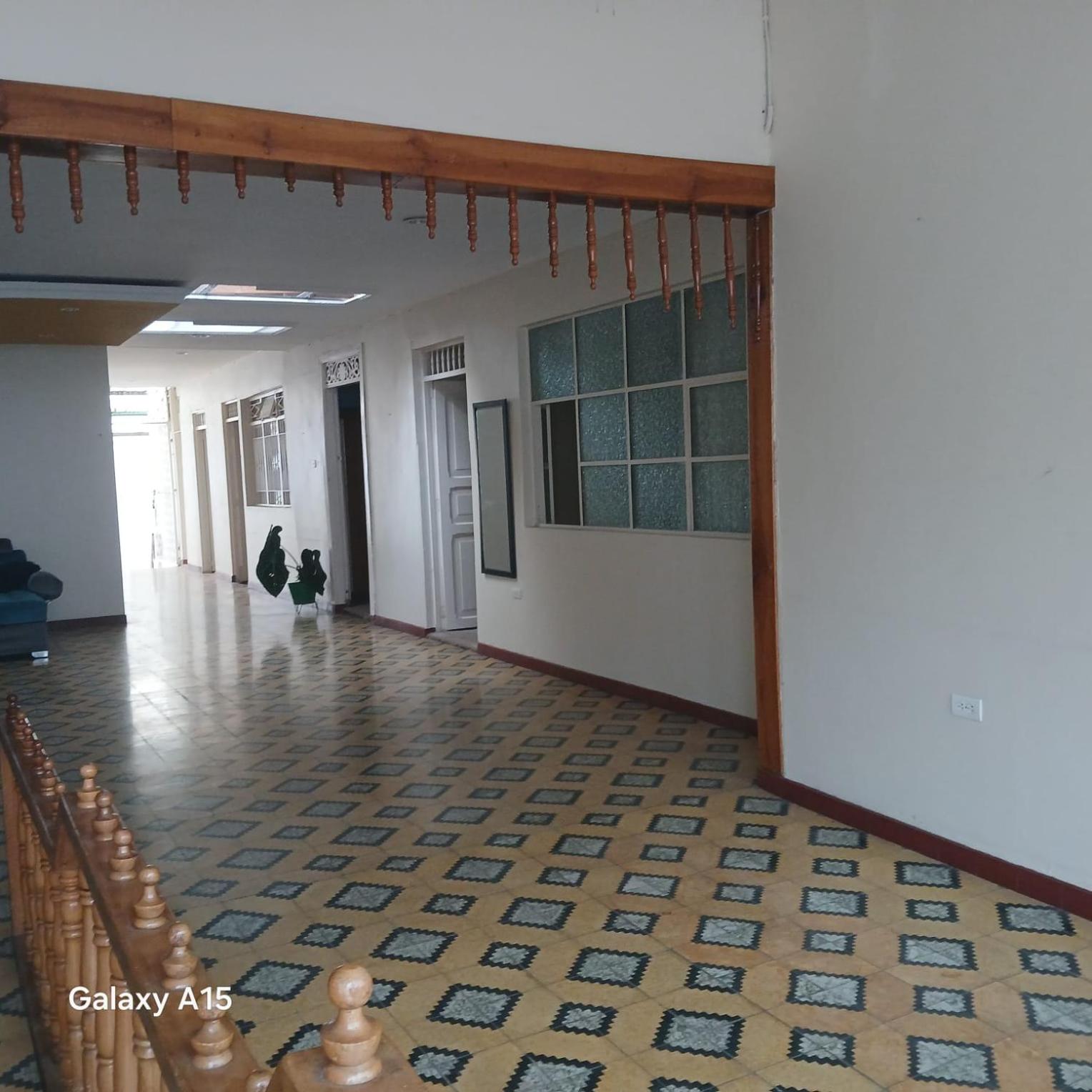 Casa grande cerca al centro
