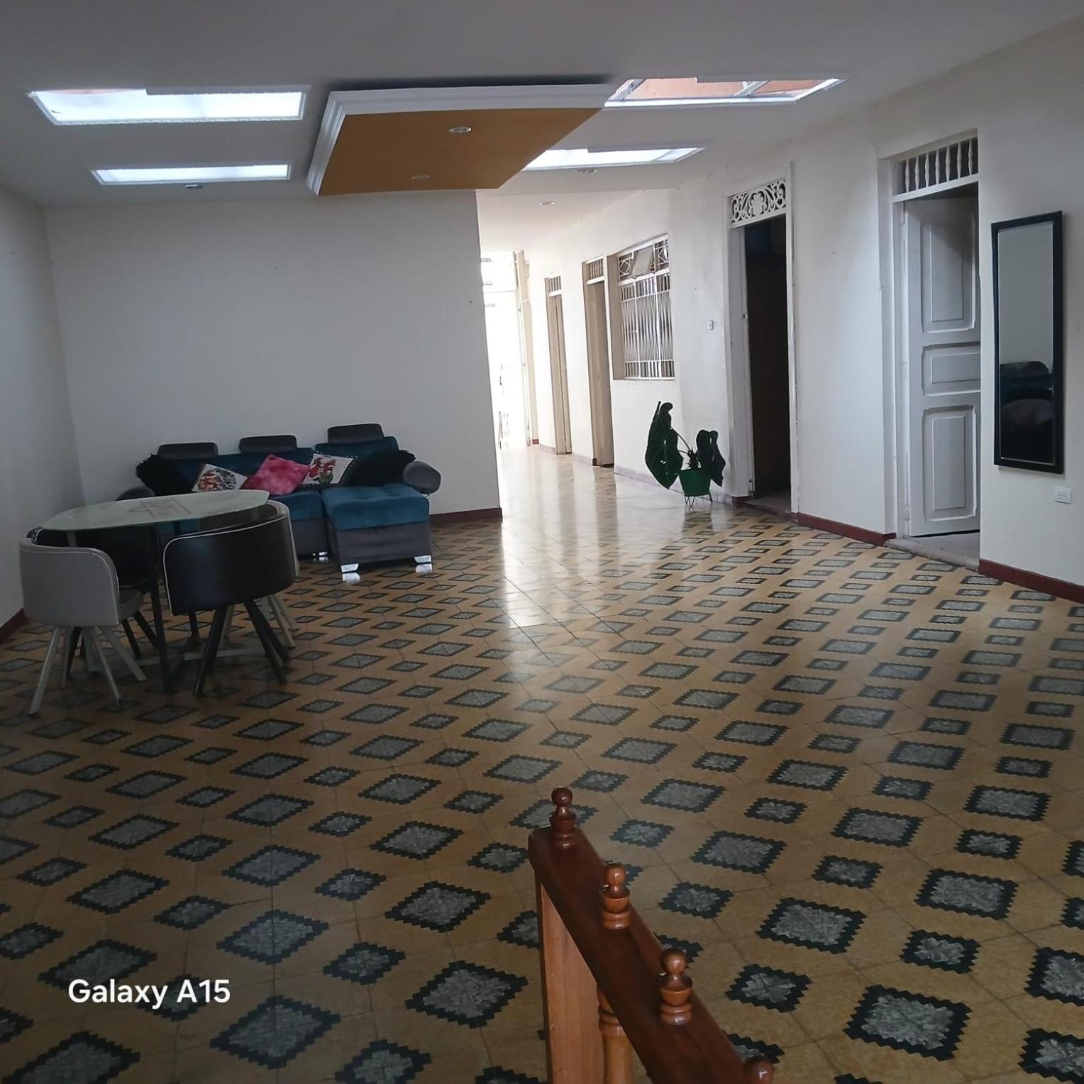 Casa grande cerca al centro