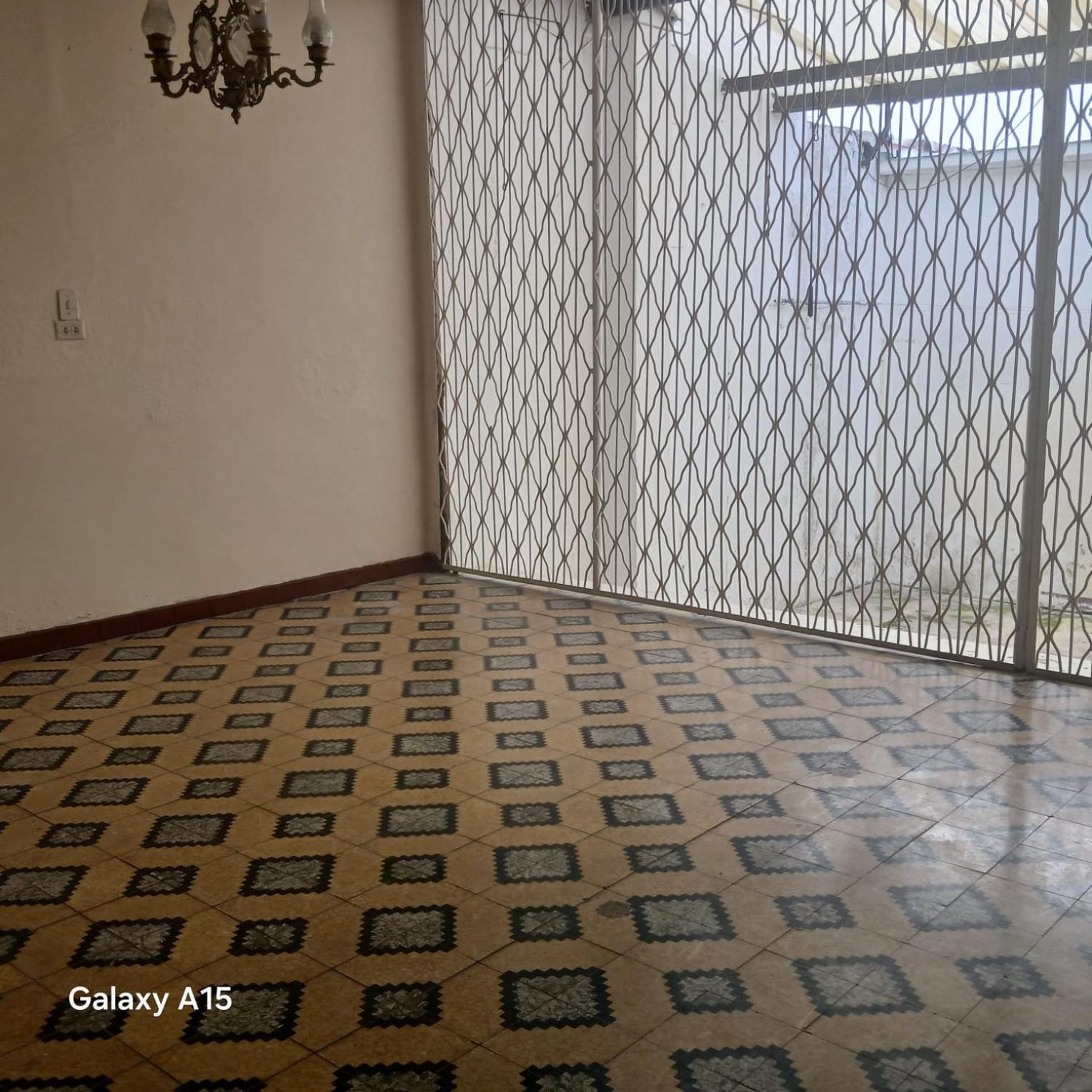 Casa grande cerca al centro