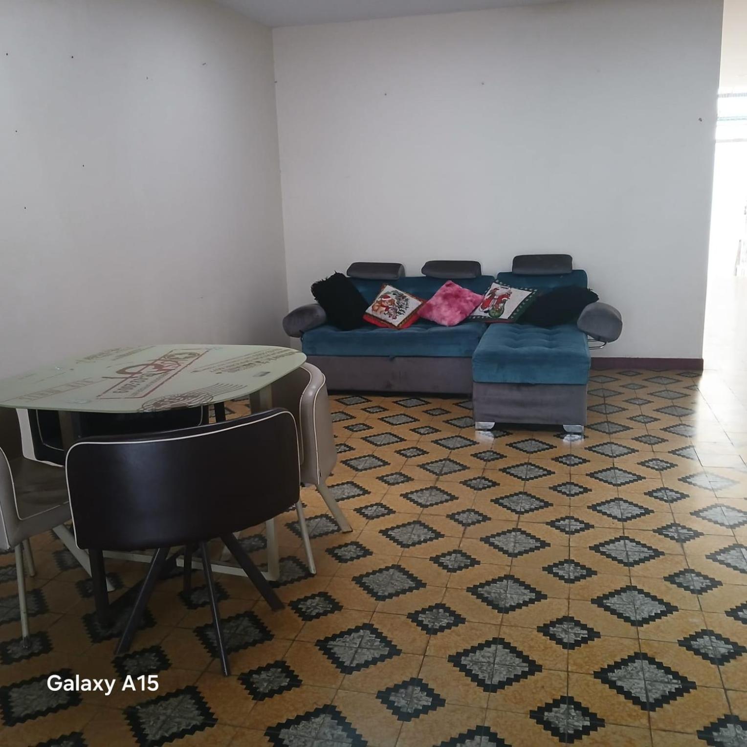 Casa grande cerca al centro