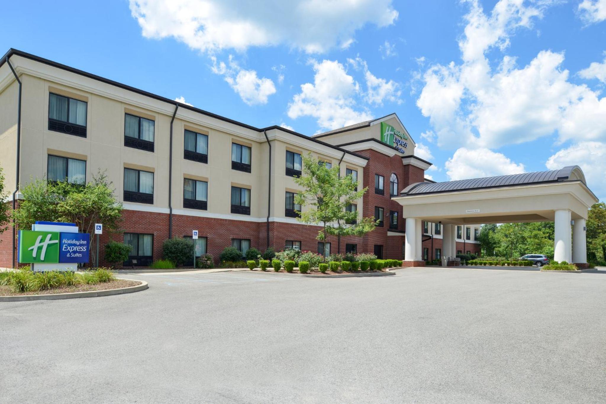 Hotel Holiday Inn Express & Suites Fairmont, an IHG Hotel - Image 1