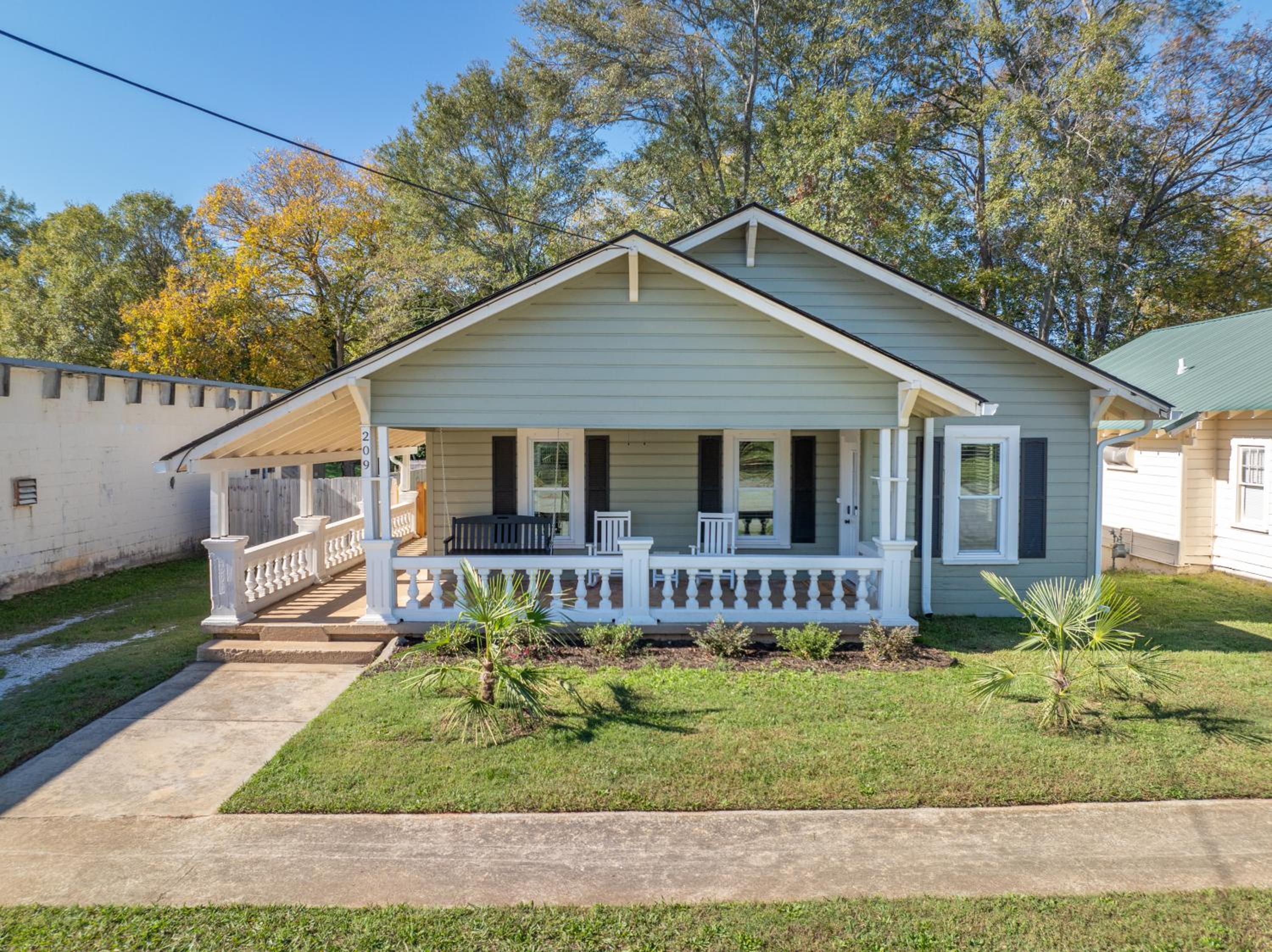Cozy Downtown Seneca Bungalow