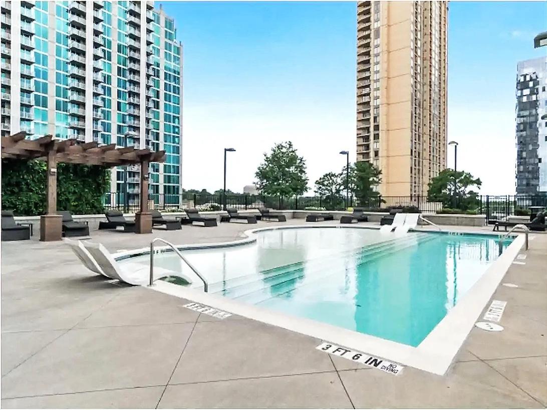 Skyline Retreat Penthouse, Top Floor, Year round Pool, City View!