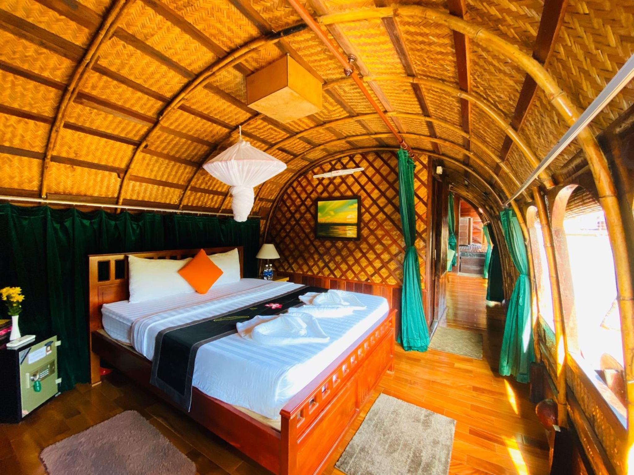 Mekong Delta Overnight Sampan Cruise in Ben Tre