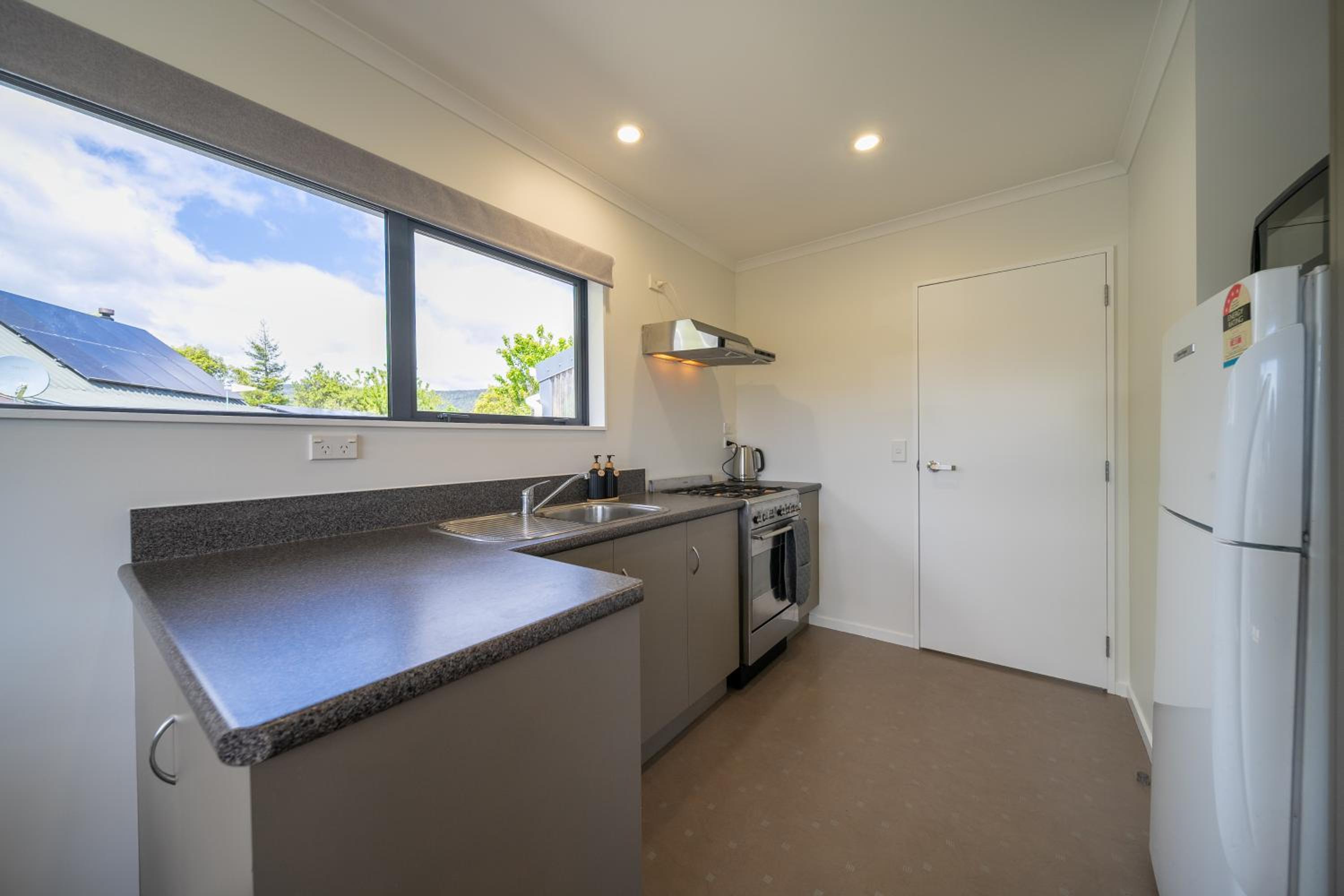 Cosy Lakeside - Manapouri Holiday Home view 3