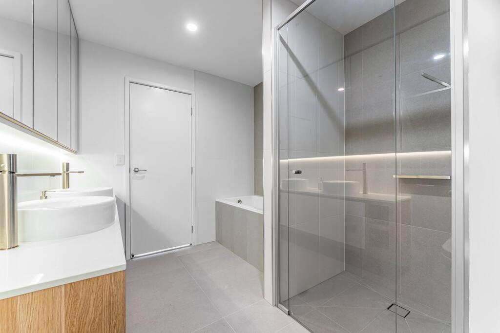 StayAU Spacious 2BR Stunning Sunset Views