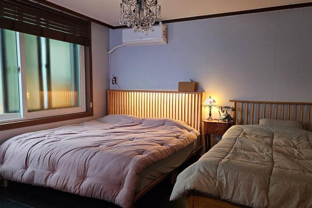 Hongdae Main Street Unique Interior, Spacious Room view 4