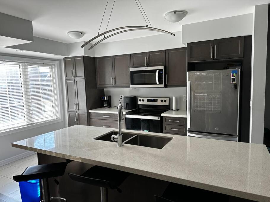Cozy Whitby Retreat - 2 Bedroom Private Townhouse