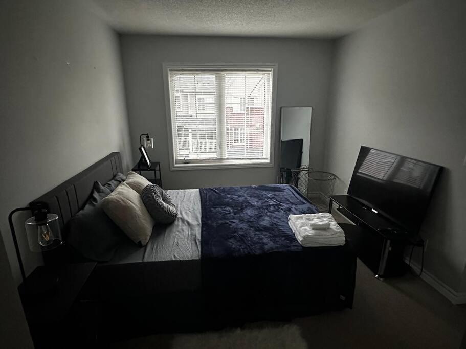 Cozy Whitby Retreat - 2 Bedroom Private Townhouse