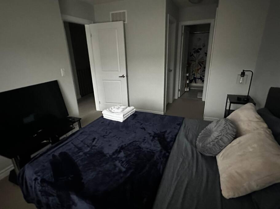 Cozy Whitby Retreat - 2 Bedroom Private Townhouse