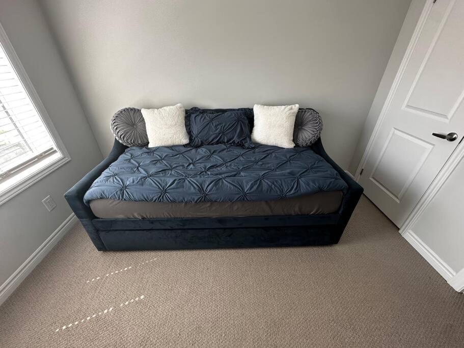 Cozy Whitby Retreat - 2 Bedroom Private Townhouse