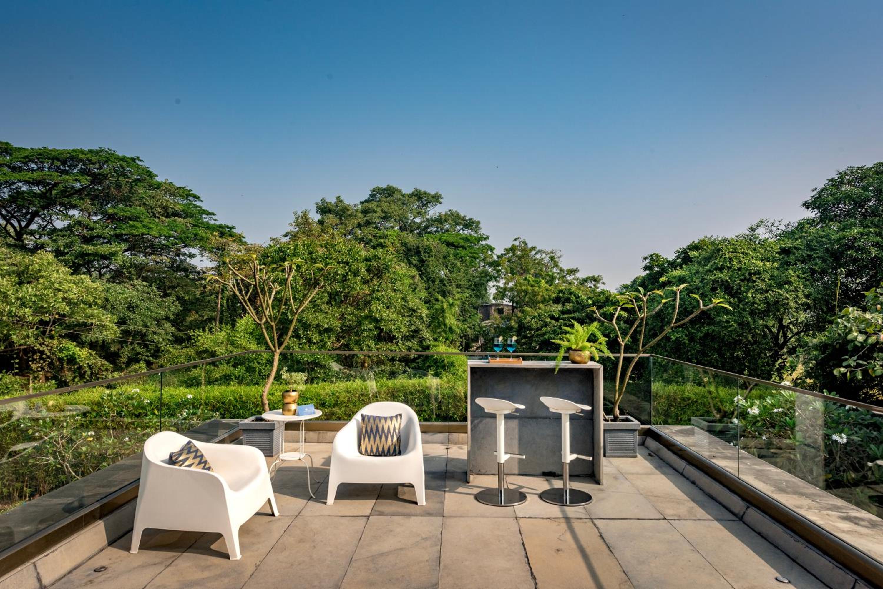 SaffronStays Glasshouse 91 - 4BR luxury villa with pool, art installations, lawns & outdoor dining