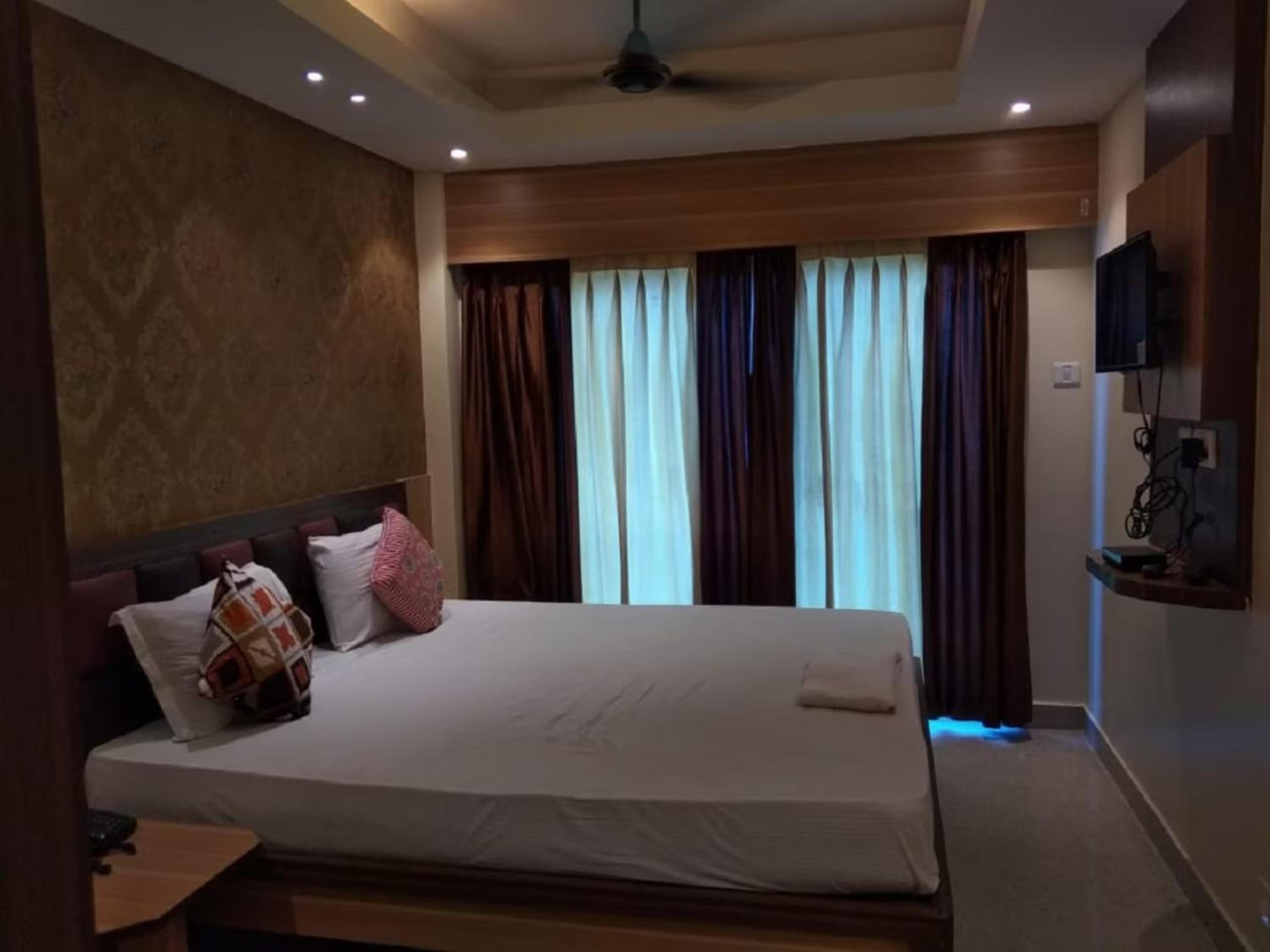 Hotel Sea-View Residency Puri - Room-Sea-Facing-with-Attached-Balcony- Wifi-Parking-Restaurant Facilities - Book Now view 4