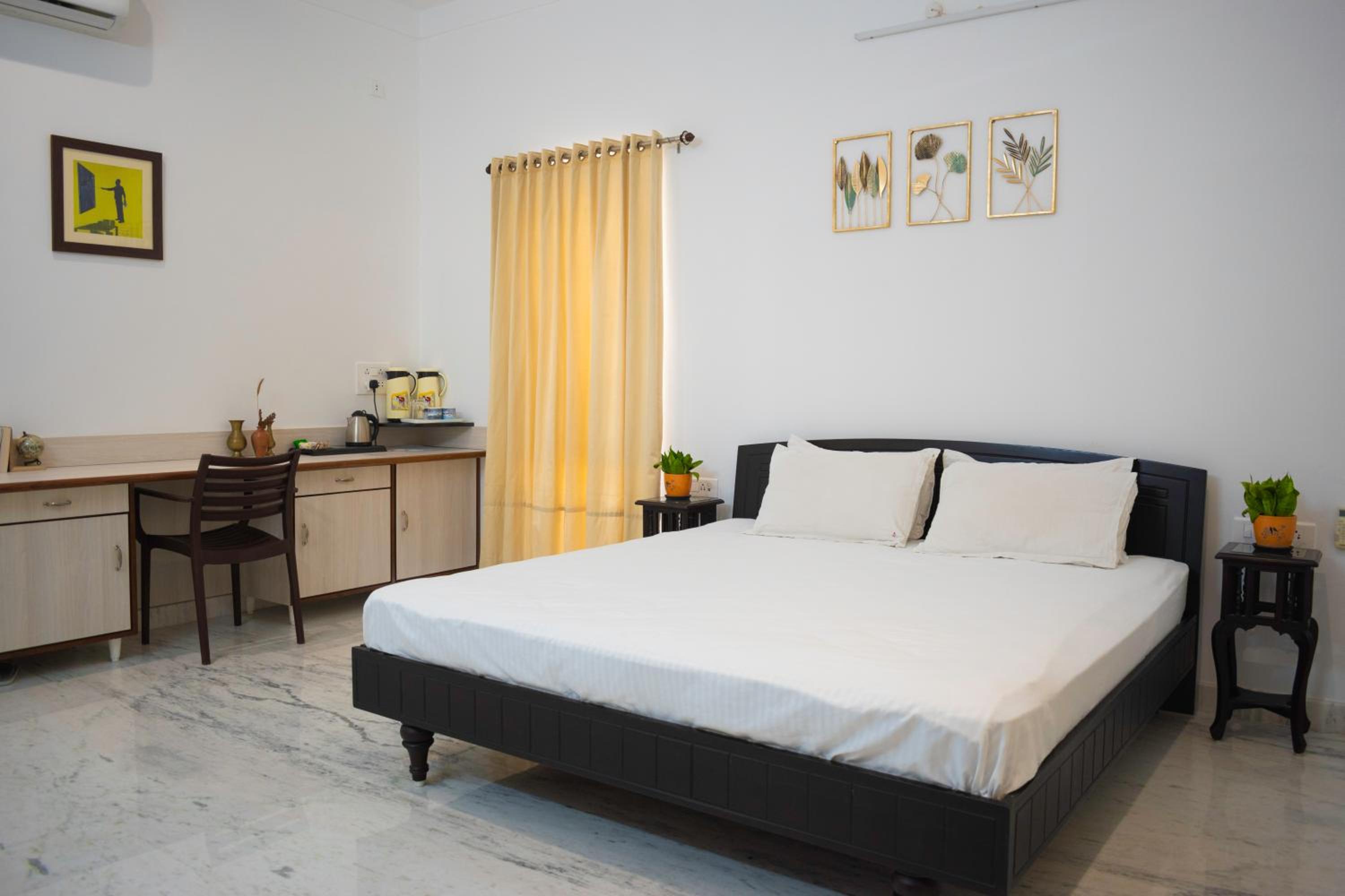 Casa Romana- Indulgent Comfort in Lake and Hill View Rooms