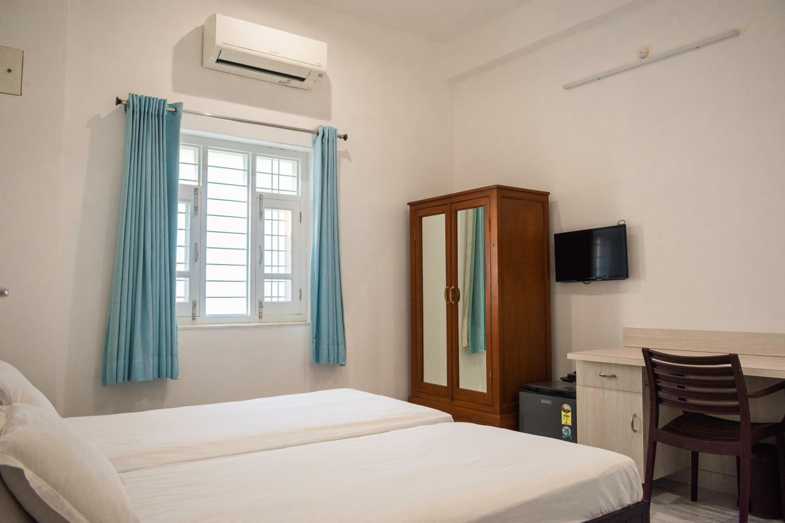 Casa Romana- Indulgent Comfort in Lake and Hill View Rooms