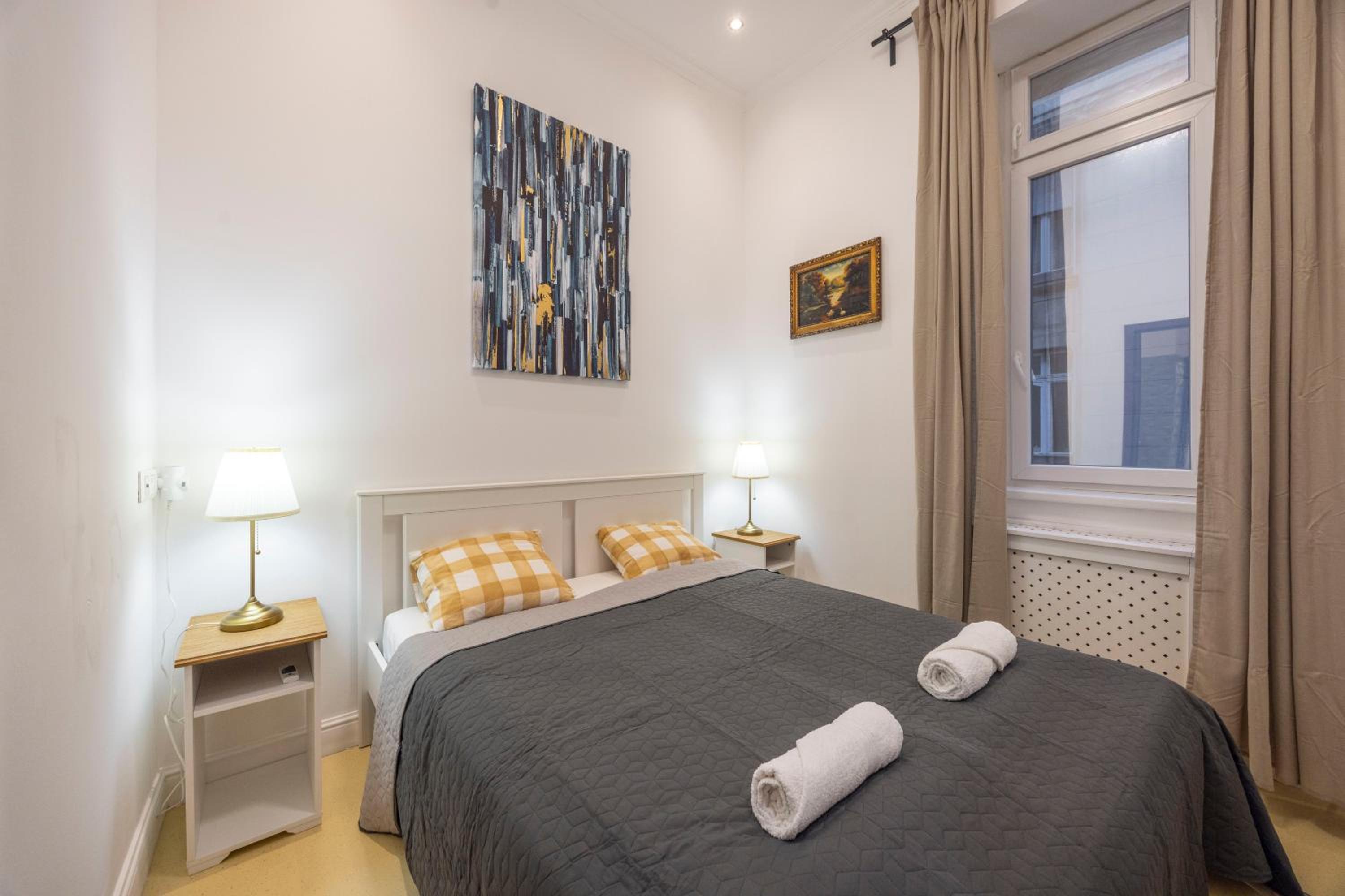 Deluxe & Cozy 3Bedroom Suites next to the Fashion St view 5