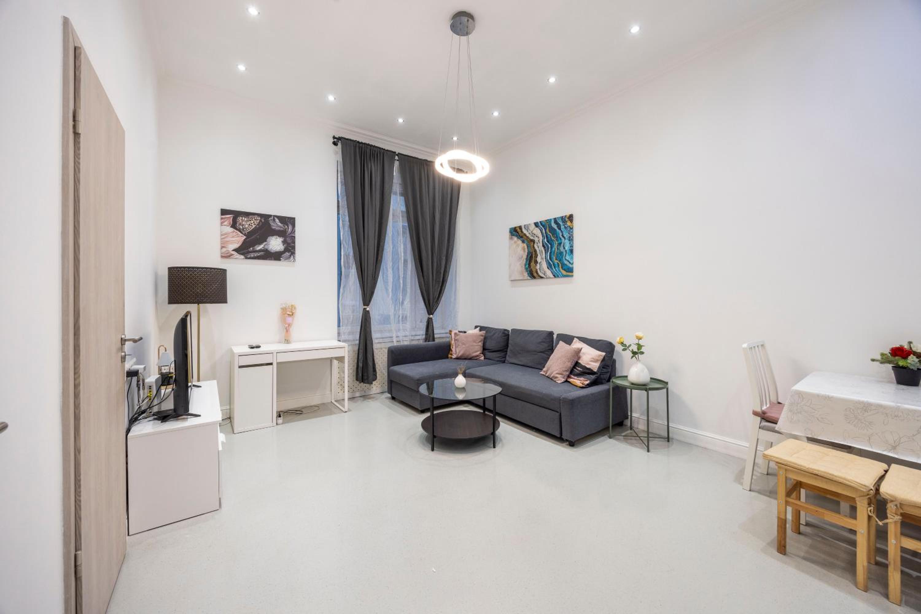 Deluxe & Cozy 3Bedroom Suites next to the Fashion St view 4