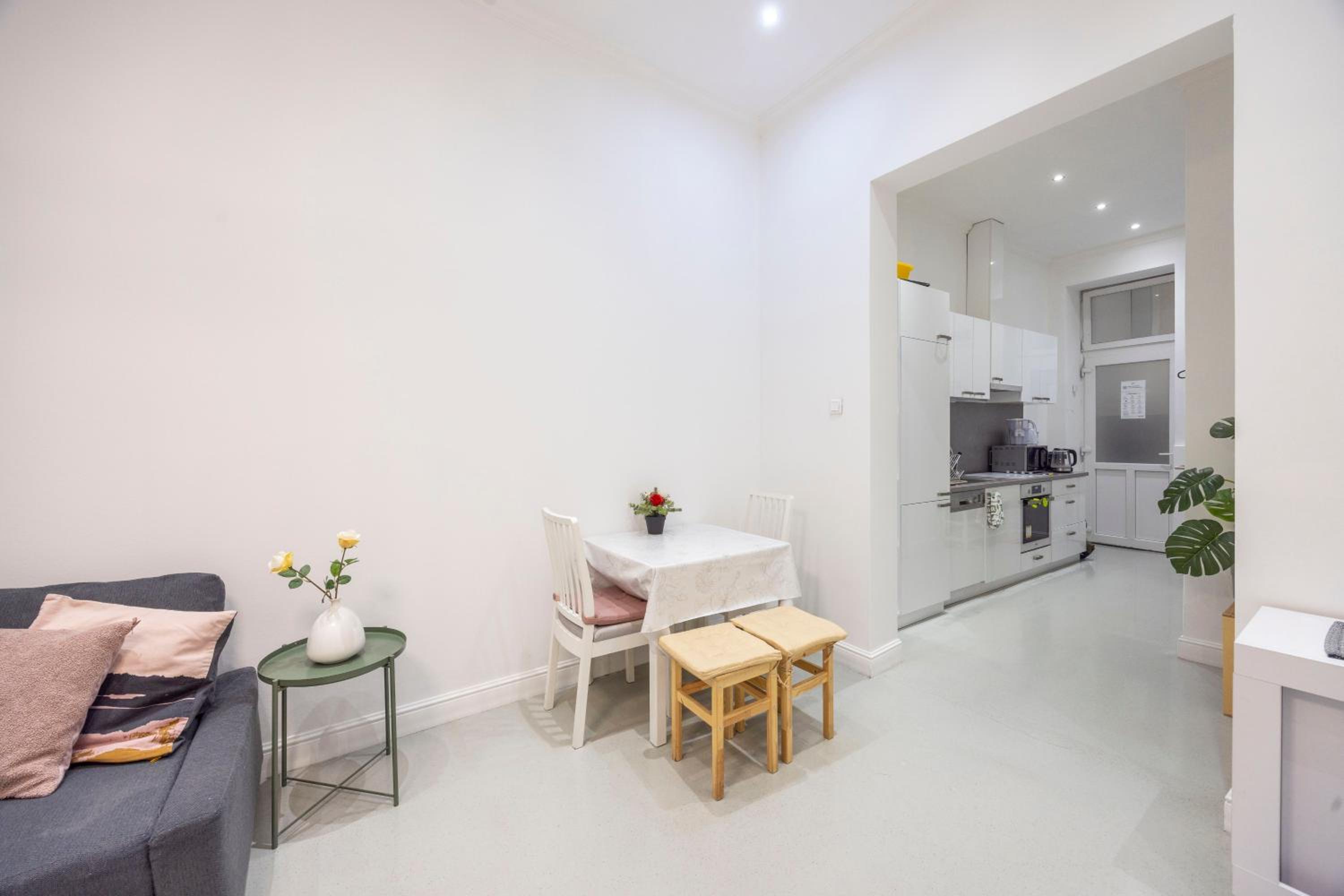 Deluxe & Cozy 3Bedroom Suites next to the Fashion St view 3