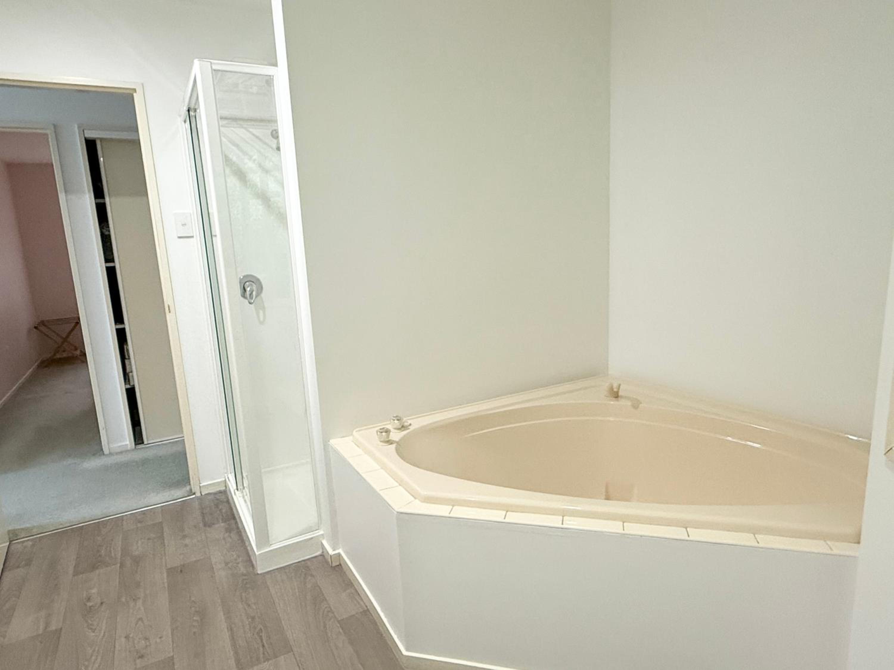Large warm 4BRM family recharge in Halswell - Netflix, Massage chair