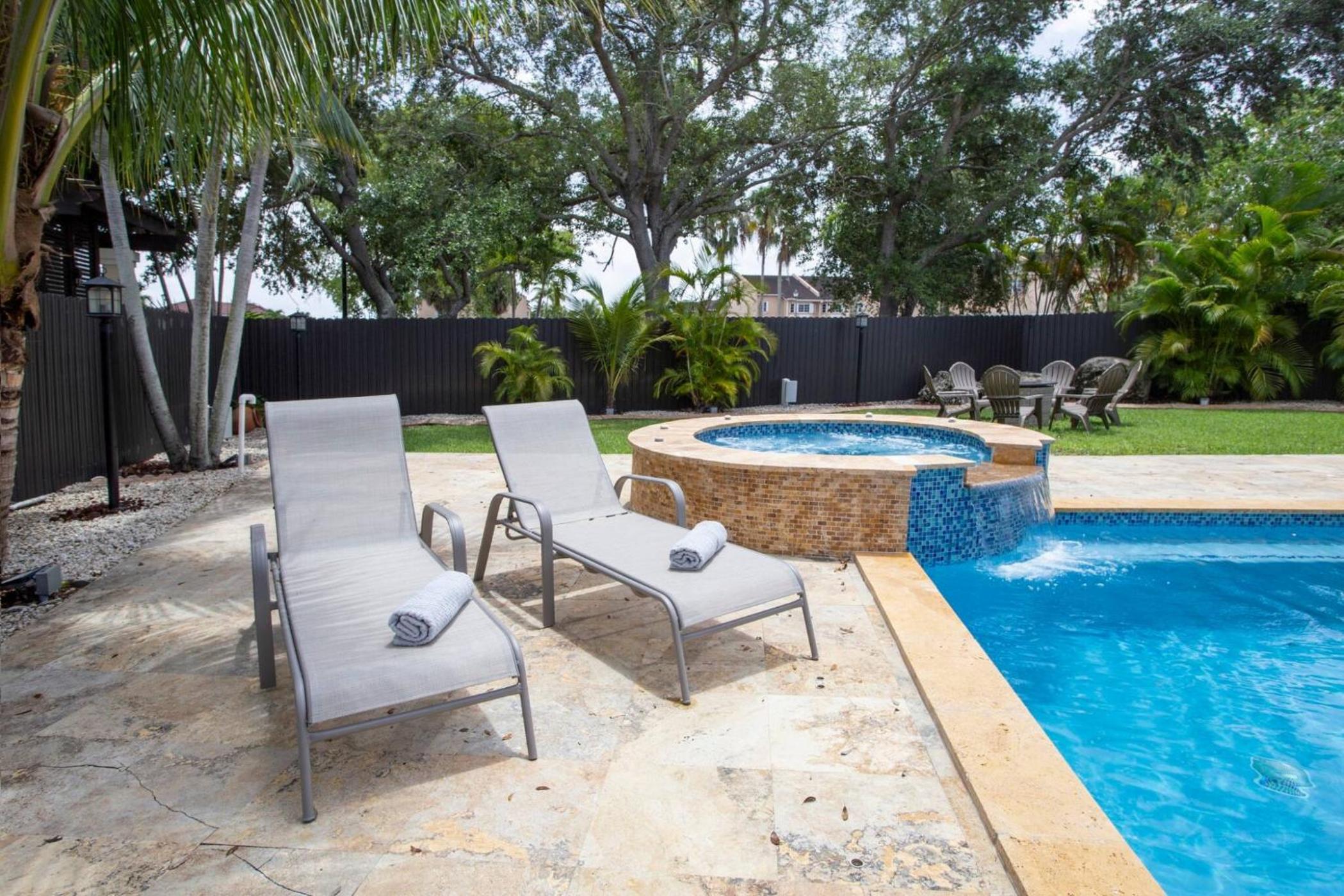 Luxe Villa 5BR I Pool Jacuzzi Fire Pit Piano