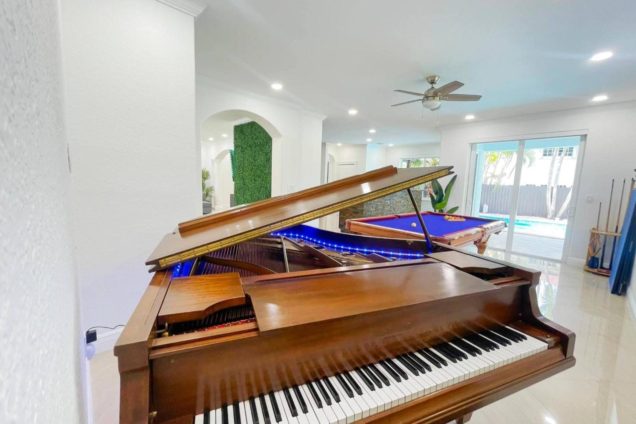 Luxe Villa 5BR I Pool Jacuzzi Fire Pit Piano