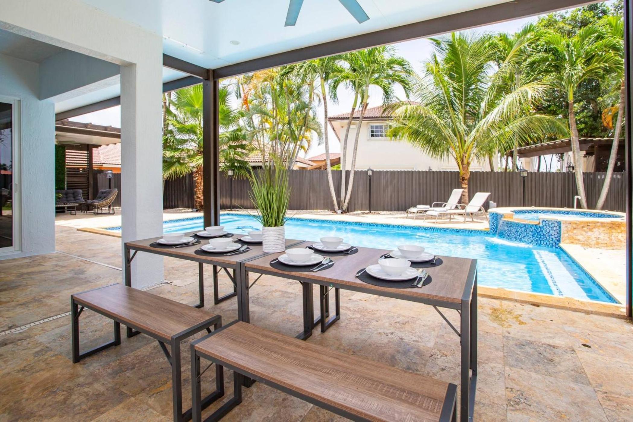 Luxe Villa 5BR I Pool Jacuzzi Fire Pit Piano