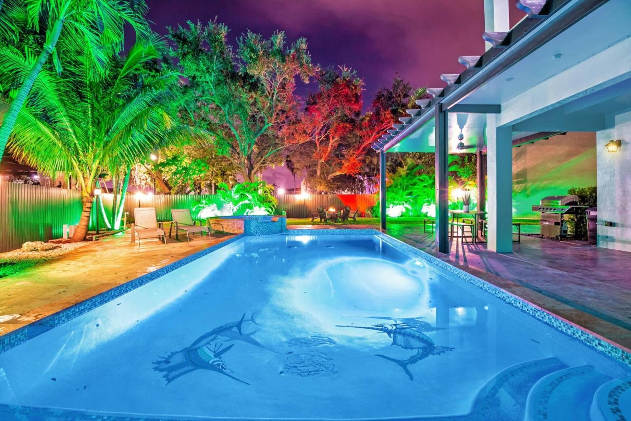 Luxe Villa 5BR I Pool Jacuzzi Fire Pit Piano