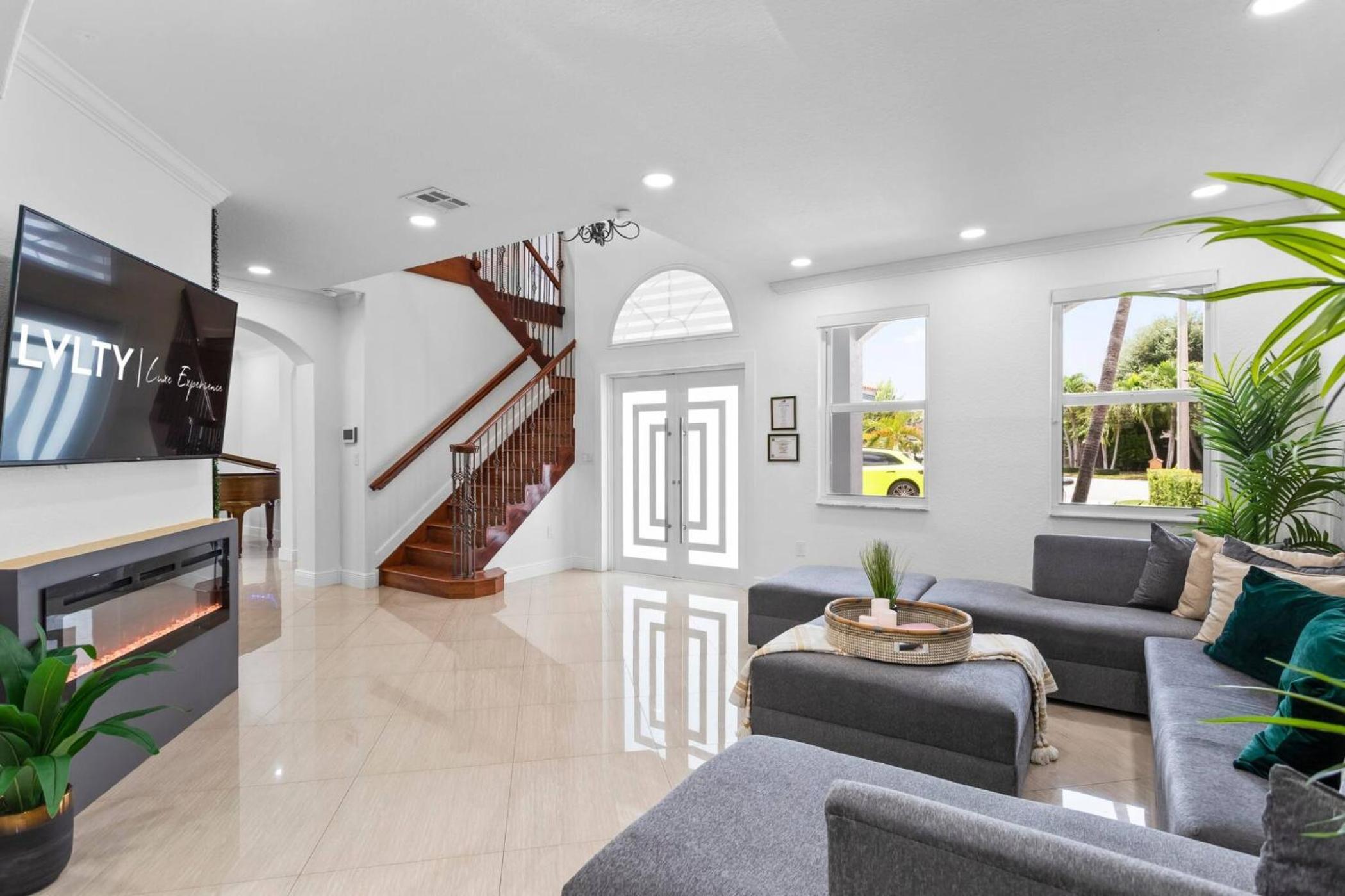 Luxe Villa 5BR I Pool Jacuzzi Fire Pit Piano