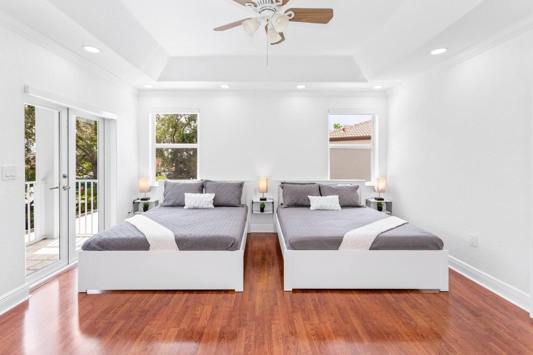 Luxe Villa 5BR I Pool Jacuzzi Fire Pit Piano