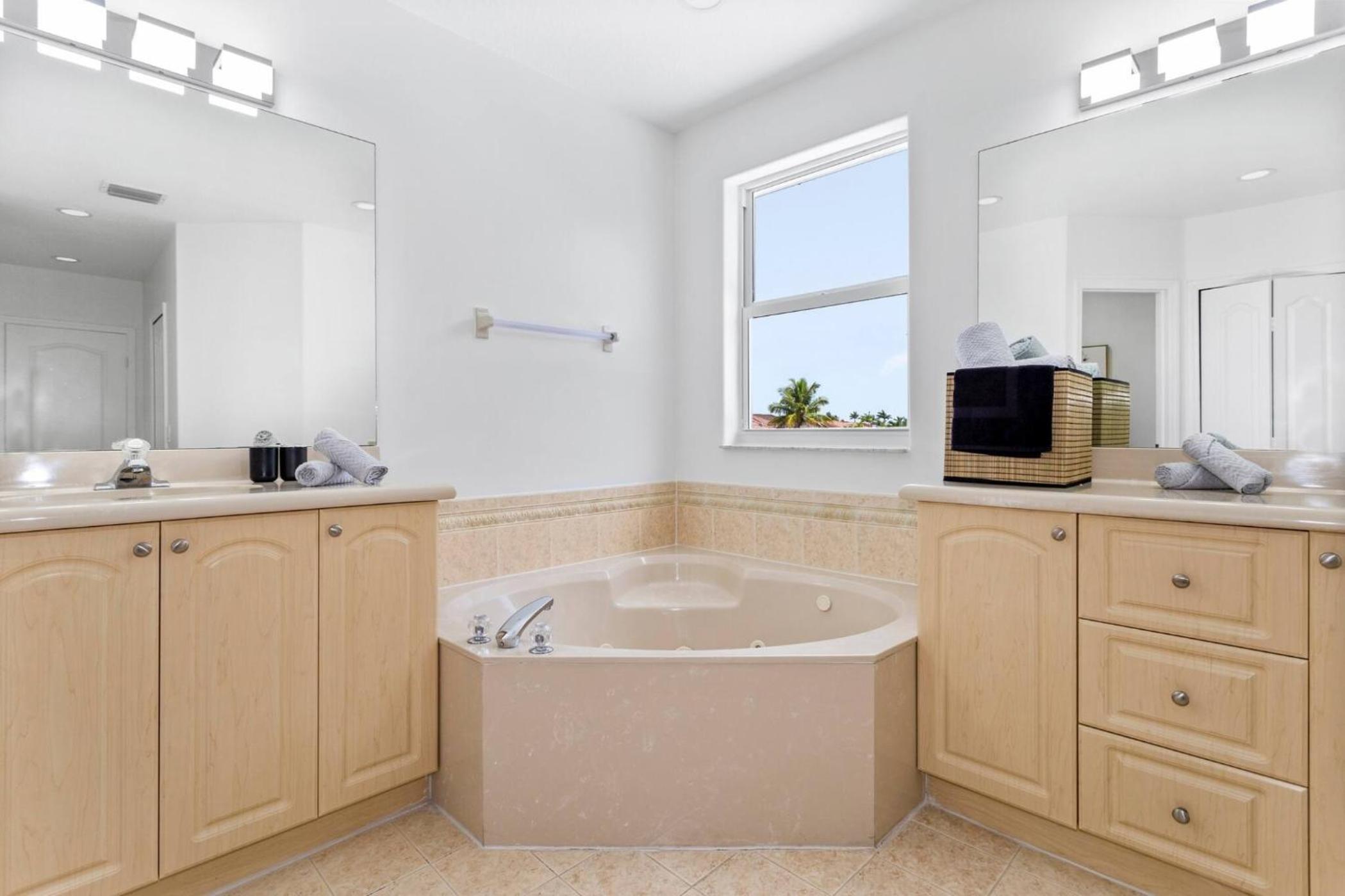 Luxe Villa 5BR I Pool Jacuzzi Fire Pit Piano